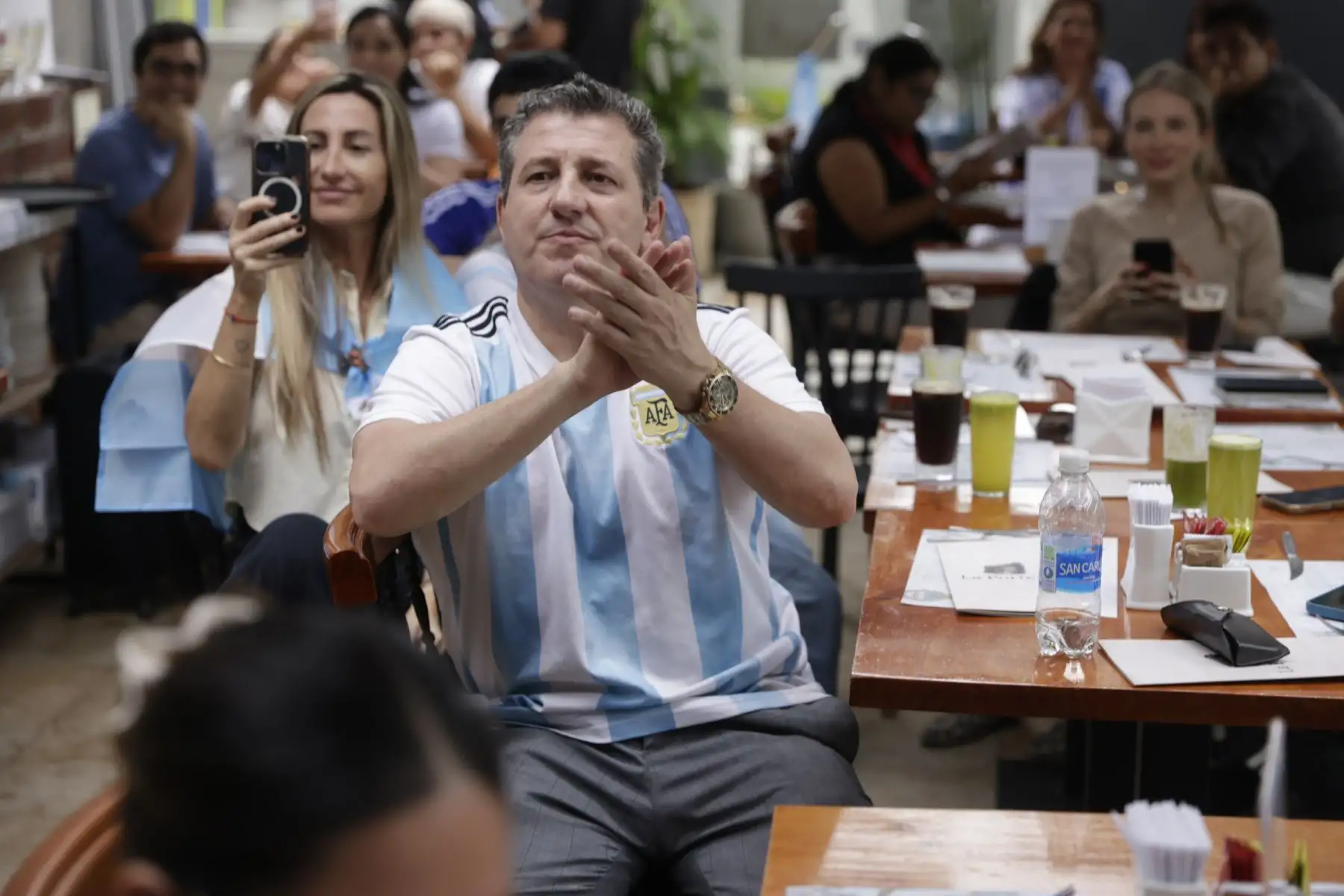 La expectativa, la tensión y el entusiasmo marcan la previa de los hinchas argentinos reunidos en Lima para seguir la semifinal del Mundial 2026 entre Argentina e Inglaterra, un duelo cargado de historia y rivalidad que mantiene en vilo a miles de aficionados, confiados en que la Albiceleste alcance una nueva final. Foto: ANDINA/Luis Iparraguirre