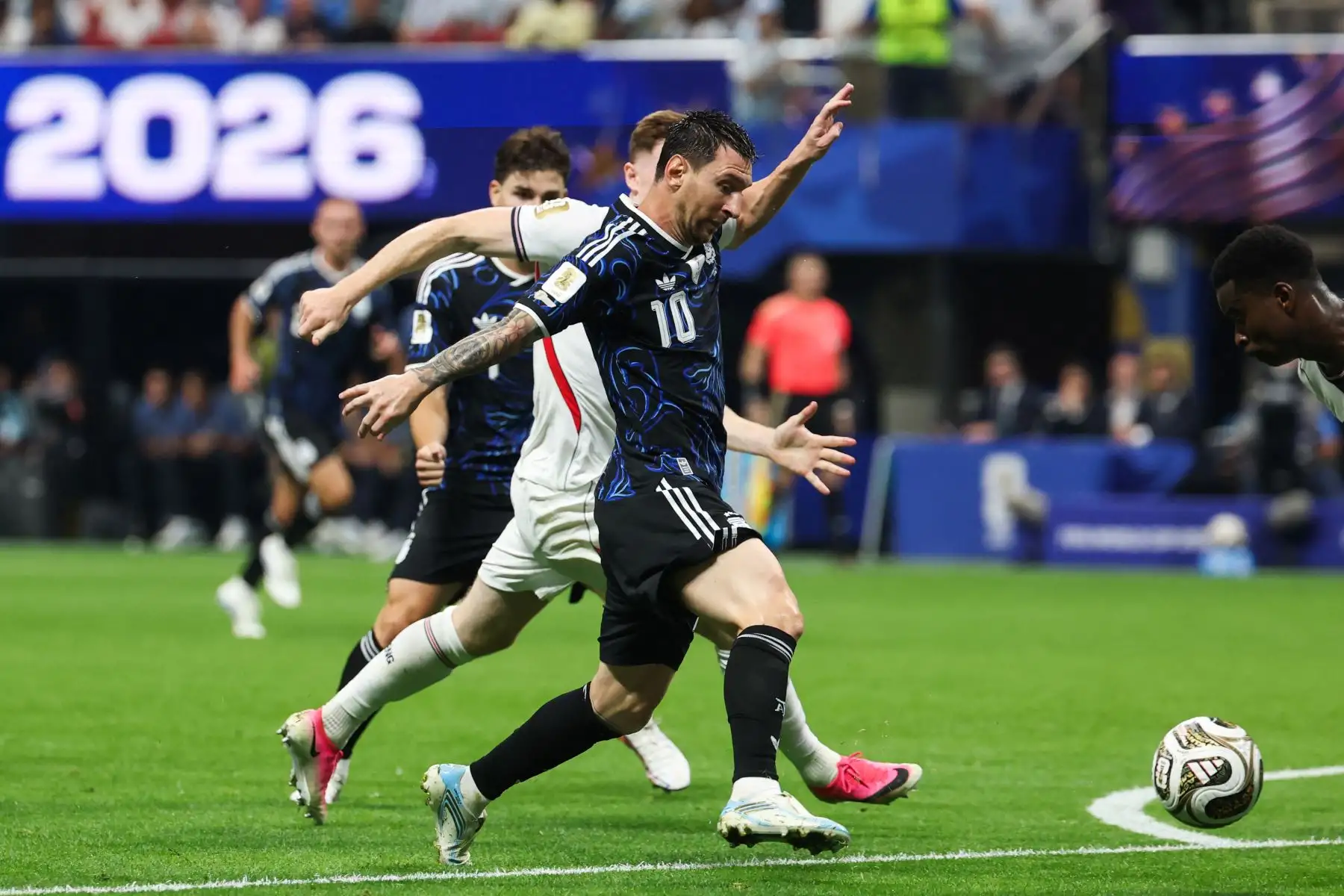 El delantero argentino Lionel Messi  y el centrocampista inglés Elliot Anderson disputan el balón durante el partido de semifinales del Mundial de fútbol de 2026 entre Inglaterra y Argentina, en el estadio de Atlanta.
Foto: AFP