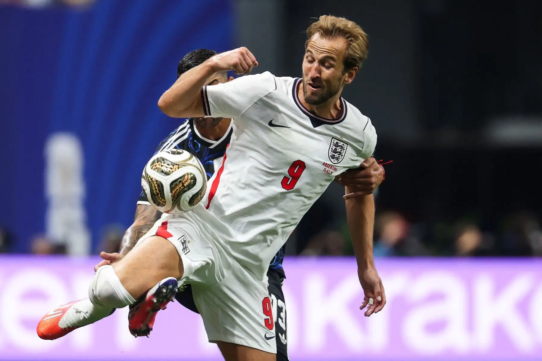 El delantero de Inglaterra  Harry Kane y el defensa de Argentina, Cristian Romero disputan el balón durante el partido de semifinales del torneo de fútbol de la Copa Mundial 2026 entre Inglaterra y Argentina, en el estadio de Atlanta.
Foto: AFP