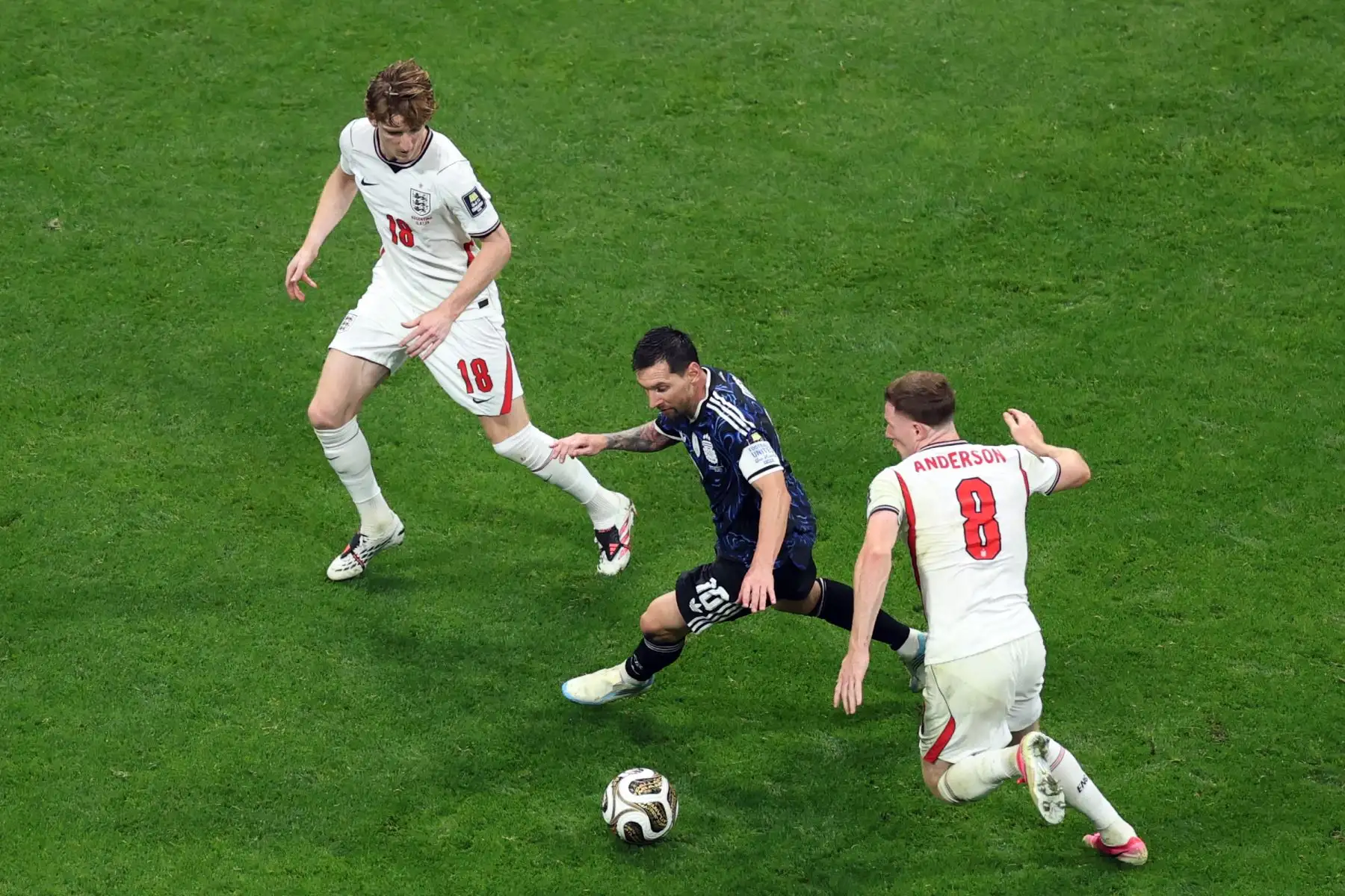 El delantero argentino Lionel Messi  disputa el balón con el delantero inglés Anthony Gordon y el centrocampista inglés Elliot Anderson  durante el partido de semifinales del Mundial de fútbol de 2026 entre Inglaterra y Argentina, en el estadio de Atlanta.
Foto: AFP