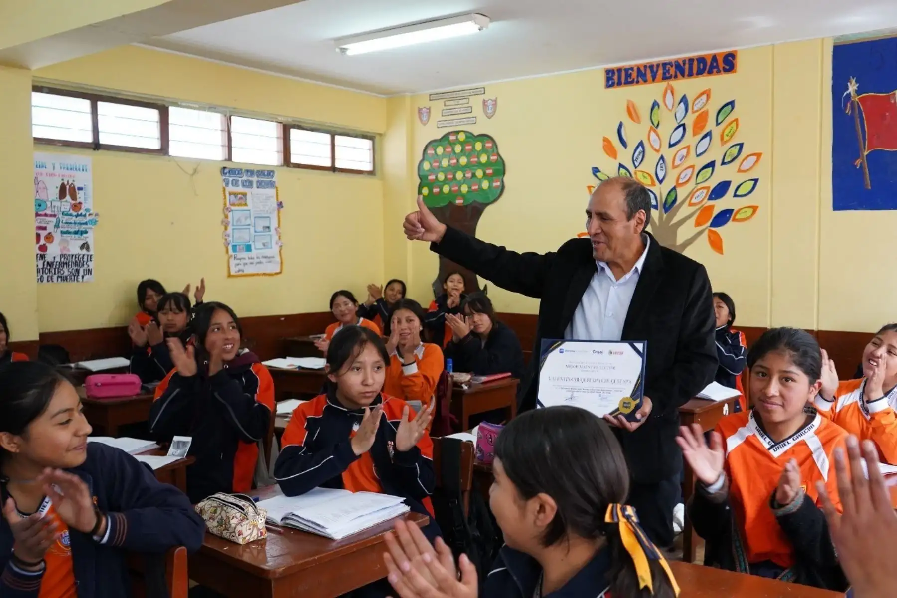 Cusco: distinguen a profesor del distrito de Tinta como mejor maestro lector del mes