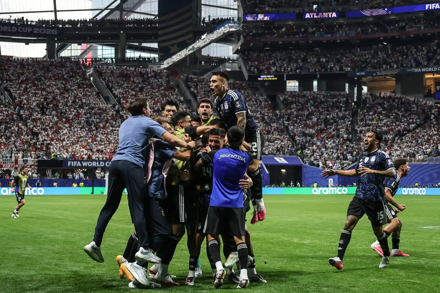 El centrocampista argentino Enzo Fernández celebra con sus compañeros tras marcar el primer gol de su equipo durante el partido de semifinales del Mundial de fútbol de 2026 entre Inglaterra y Argentina, disputado en el estadio de Atlanta, en Atlanta.
Foto: AFP
