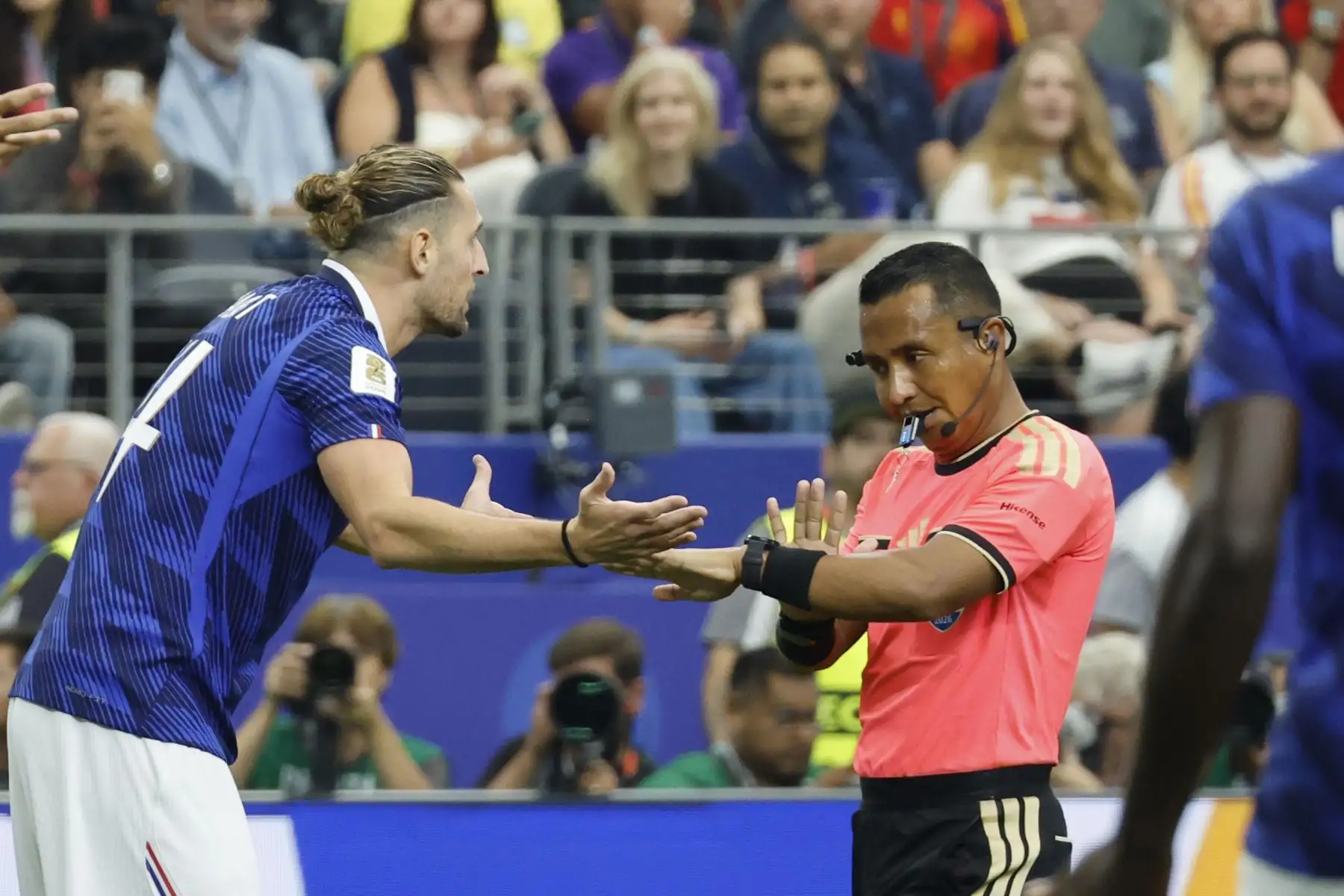 La FIFA defiende al árbitro salvadoreño Iván Barton de las críticas francesas