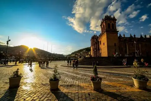  Cusco es uno de los destinos turísticos más visitados del Perú y que, más allá de Machu Picchu, ofrece una amplia variedad de experiencias. 