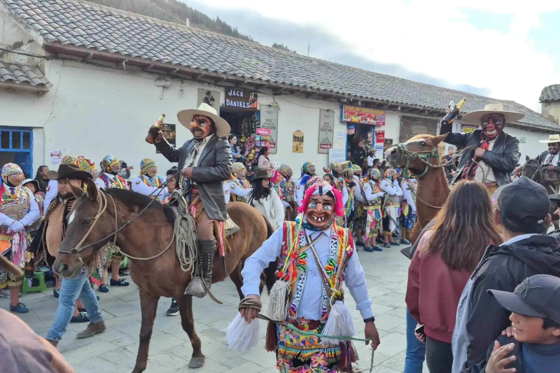 La cálida ciudad de Paucartambo, capital de la provincia cusqueña del mismo nombre, está de fiesta y lo celebra en honor a la Santísima Virgen del Carmen, a ritmo de música y coloridas danzas que ingresan a la plaza mayor y templo colonial Nuestra Señora del Rosario.
Foto: ANDINA/Difusión