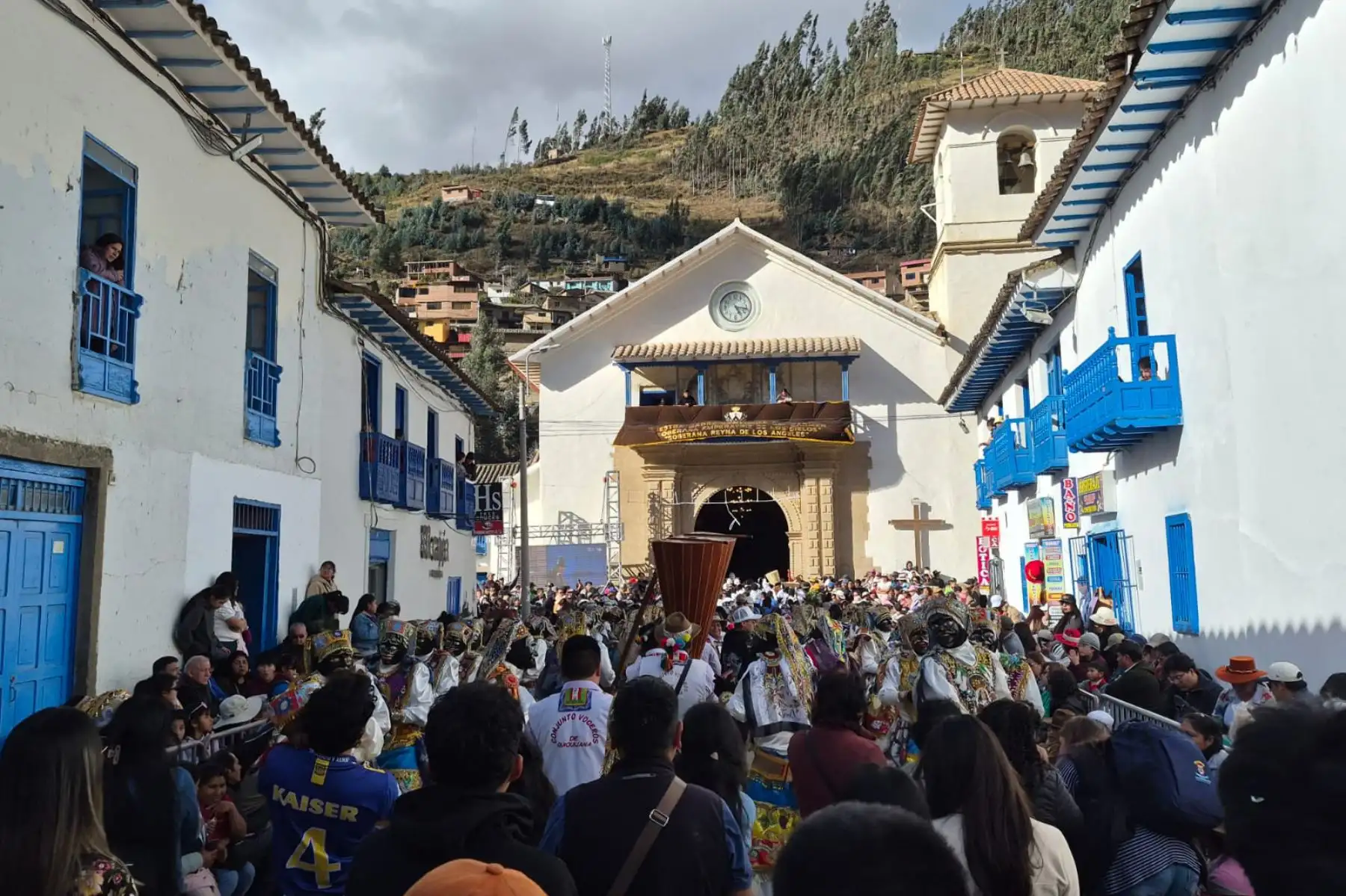 La cálida ciudad de Paucartambo, capital de la provincia cusqueña del mismo nombre, está de fiesta y lo celebra en honor a la Santísima Virgen del Carmen, a ritmo de música y coloridas danzas que ingresan a la plaza mayor y templo colonial Nuestra Señora del Rosario.
Foto: ANDINA/Difusión