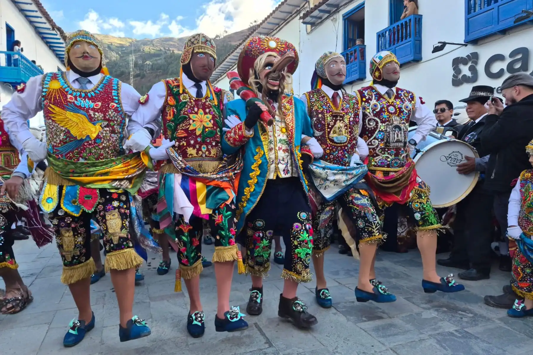 La cálida ciudad de Paucartambo, capital de la provincia cusqueña del mismo nombre, está de fiesta y lo celebra en honor a la Santísima Virgen del Carmen, a ritmo de música y coloridas danzas que ingresan a la plaza mayor y templo colonial Nuestra Señora del Rosario.
Foto: ANDINA/Difusión