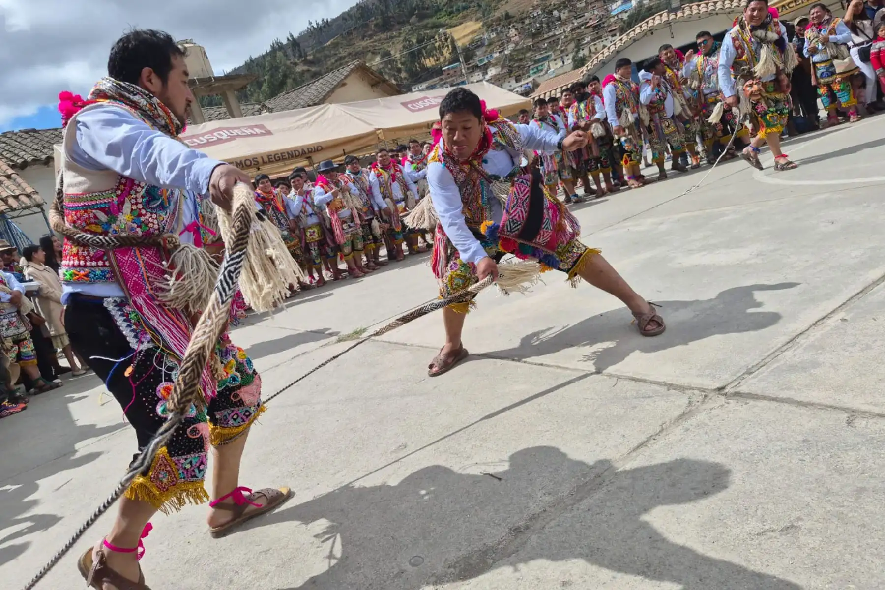 La cálida ciudad de Paucartambo, capital de la provincia cusqueña del mismo nombre, está de fiesta y lo celebra en honor a la Santísima Virgen del Carmen, a ritmo de música y coloridas danzas que ingresan a la plaza mayor y templo colonial Nuestra Señora del Rosario.
Foto: ANDINA/Difusión