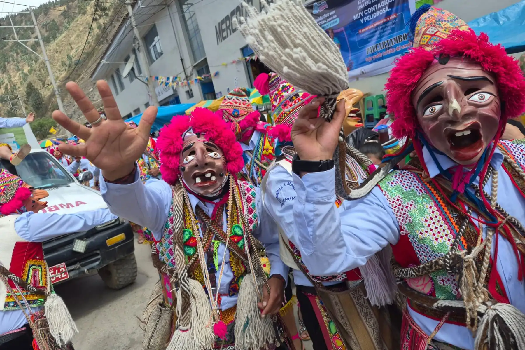 La cálida ciudad de Paucartambo, capital de la provincia cusqueña del mismo nombre, está de fiesta y lo celebra en honor a la Santísima Virgen del Carmen, a ritmo de música y coloridas danzas que ingresan a la plaza mayor y templo colonial Nuestra Señora del Rosario.
Foto: ANDINA/Difusión