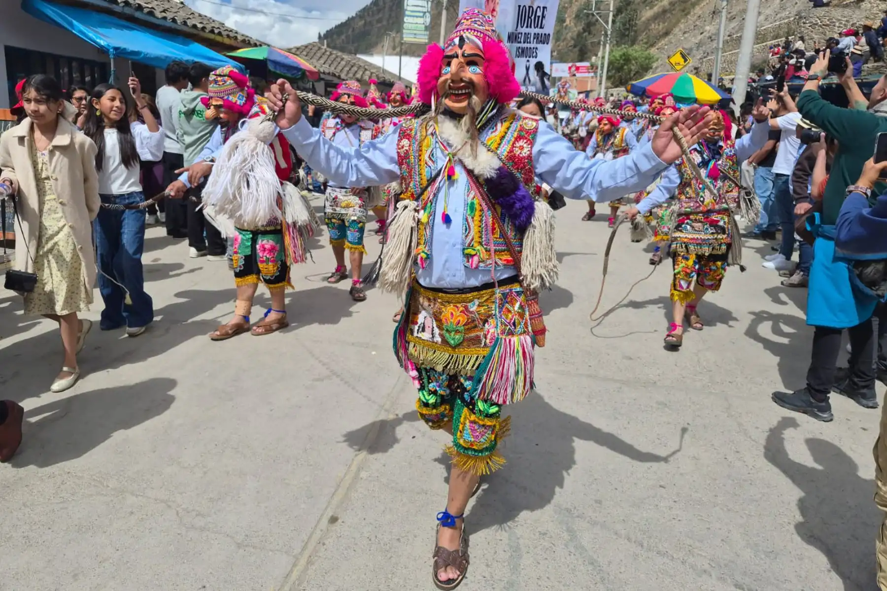 La cálida ciudad de Paucartambo, capital de la provincia cusqueña del mismo nombre, está de fiesta y lo celebra en honor a la Santísima Virgen del Carmen, a ritmo de música y coloridas danzas que ingresan a la plaza mayor y templo colonial Nuestra Señora del Rosario.
Foto: ANDINA/Difusión