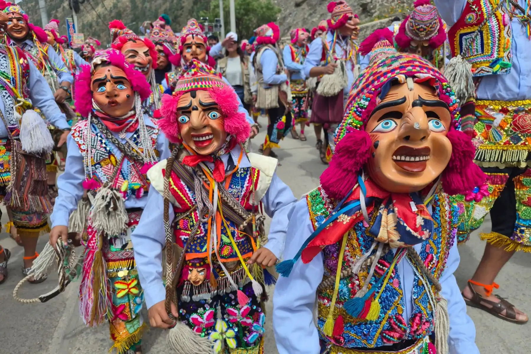 La cálida ciudad de Paucartambo, capital de la provincia cusqueña del mismo nombre, está de fiesta y lo celebra en honor a la Santísima Virgen del Carmen, a ritmo de música y coloridas danzas que ingresan a la plaza mayor y templo colonial Nuestra Señora del Rosario.
Foto: ANDINA/Difusión