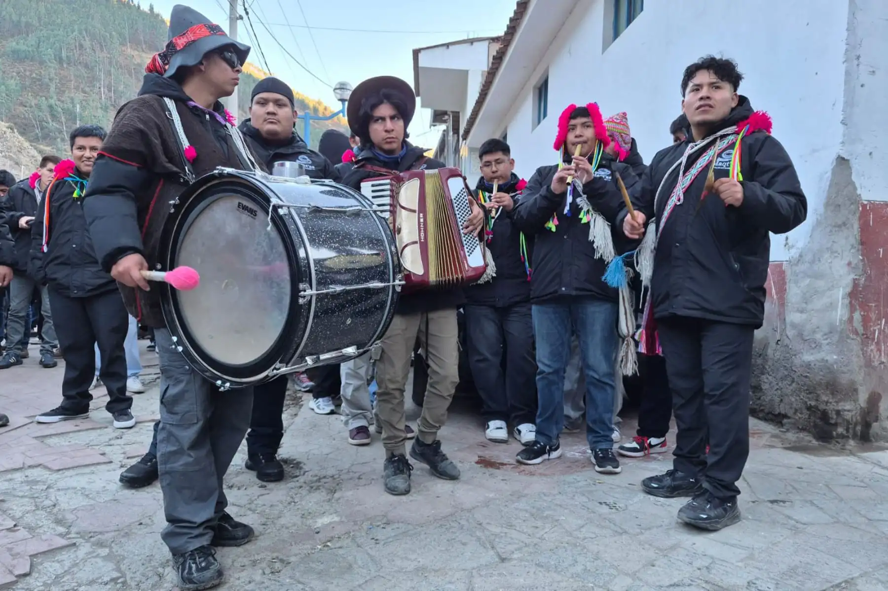 La cálida ciudad de Paucartambo, capital de la provincia cusqueña del mismo nombre, está de fiesta y lo celebra en honor a la Santísima Virgen del Carmen, a ritmo de música y coloridas danzas que ingresan a la plaza mayor y templo colonial Nuestra Señora del Rosario.
Foto: ANDINA/Difusión
