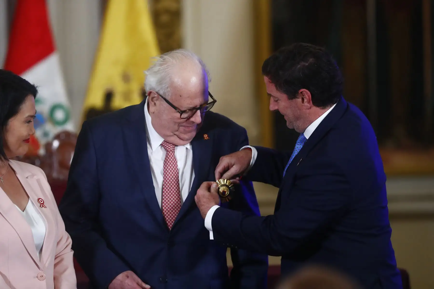 El alcalde de Lima, Renzo Reggiardo, y la presidenta electa del Perú, Keiko Fujimori, participaron en la ceremonia de conmemoración del 205 aniversario de la Declaración de la Independencia Nacional por el Cabildo Abierto de Lima en el Palacio Municipal. Durante la ceremonia se entregó la Orden al Mérito en el grado de Gran Cruz al presidente del BCRP, Julio Velarde. Foto: ANDINA/Daniel Bracamonte