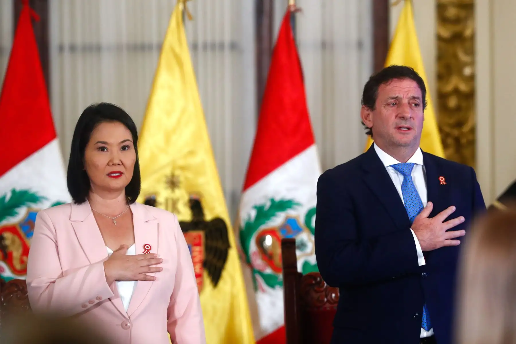 El alcalde de Lima, Renzo Reggiardo, y la presidenta electa del Perú, Keiko Fujimori, participaron en la ceremonia de conmemoración del 205 aniversario de la Declaración de la Independencia Nacional por el Cabildo Abierto de Lima en el Palacio Municipal. Durante la ceremonia se entregó la Orden al Mérito en el grado de Gran Cruz al presidente del BCRP, Julio Velarde. Foto: ANDINA/Daniel Bracamonte