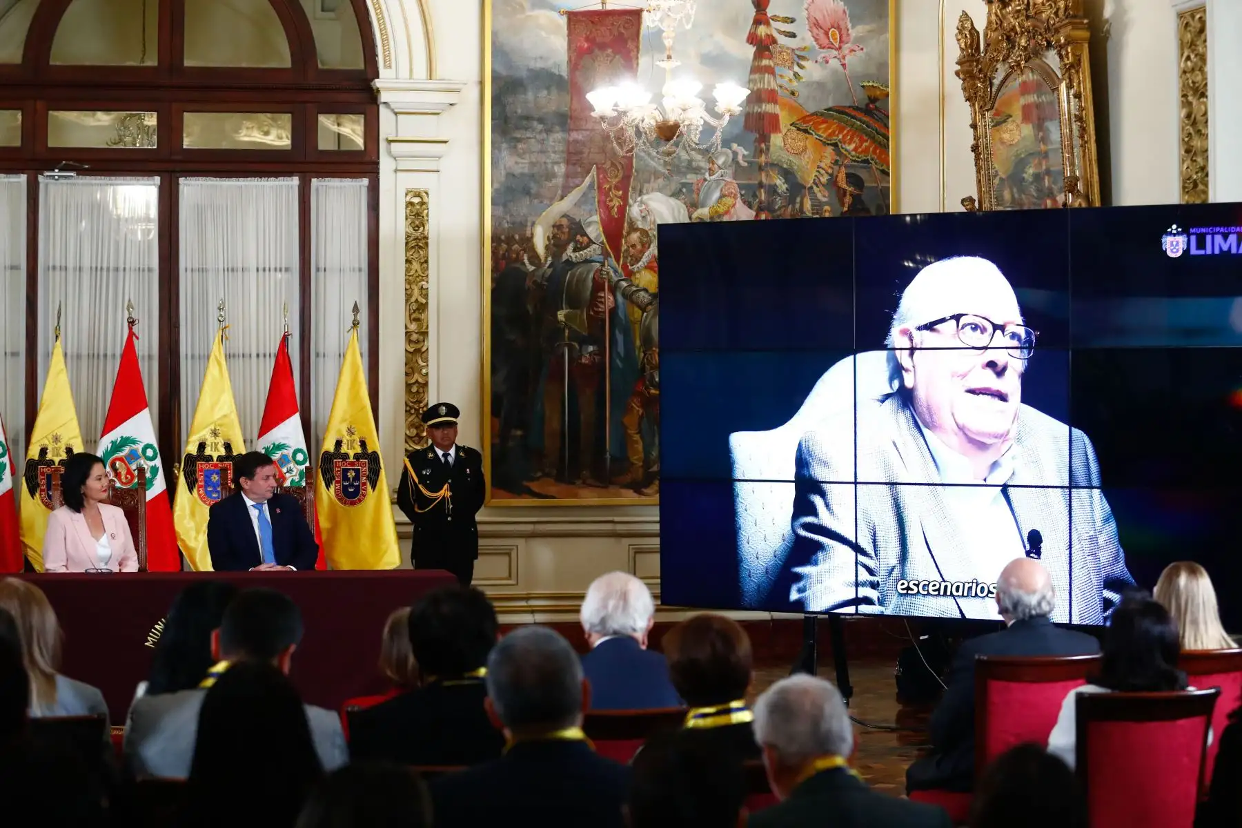 El alcalde de Lima, Renzo Reggiardo, y la presidenta electa del Perú, Keiko Fujimori, participaron en la ceremonia de conmemoración del 205 aniversario de la Declaración de la Independencia Nacional por el Cabildo Abierto de Lima en el Palacio Municipal. Durante la ceremonia se entregó la Orden al Mérito en el grado de Gran Cruz al presidente del BCRP, Julio Velarde. Foto: ANDINA/Daniel Bracamonte