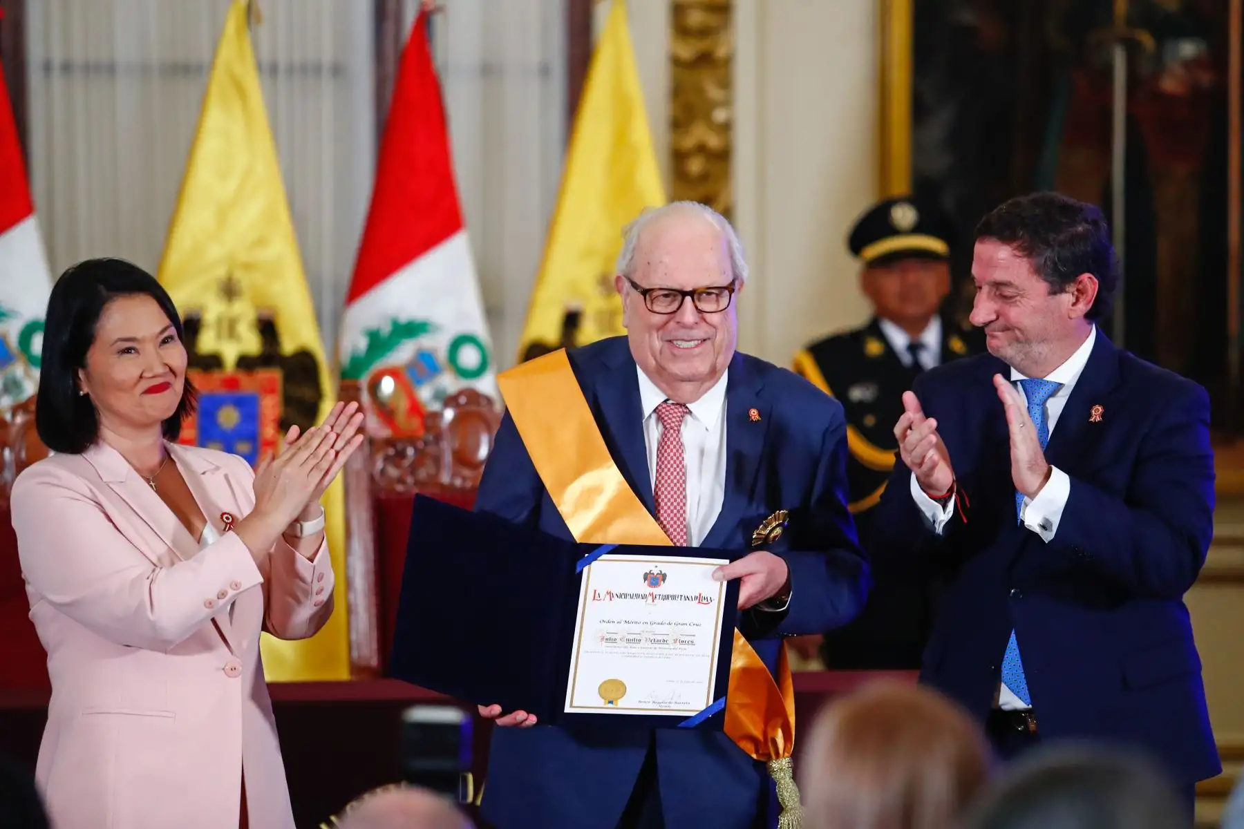 El alcalde de Lima, Renzo Reggiardo, y la presidenta electa del Perú, Keiko Fujimori, participaron en la ceremonia de conmemoración del 205 aniversario de la Declaración de la Independencia Nacional por el Cabildo Abierto de Lima en el Palacio Municipal. Durante la ceremonia se entregó la Orden al Mérito en el grado de Gran Cruz al presidente del BCRP, Julio Velarde. Foto: ANDINA/Daniel Bracamonte