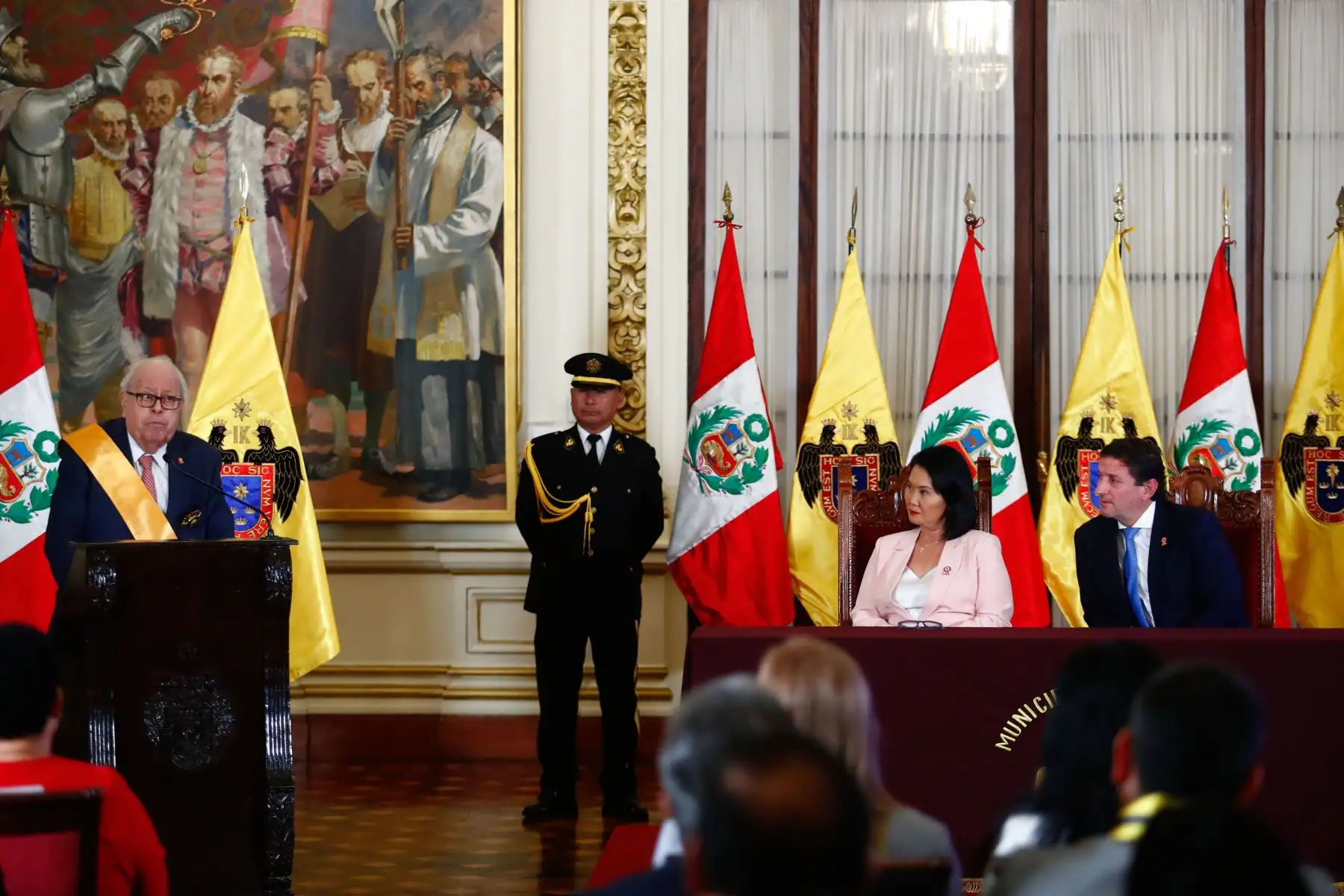 El alcalde de Lima, Renzo Reggiardo, y la presidenta electa del Perú, Keiko Fujimori, participaron en la ceremonia de conmemoración del 205 aniversario de la Declaración de la Independencia Nacional por el Cabildo Abierto de Lima en el Palacio Municipal. Durante la ceremonia se entregó la Orden al Mérito en el grado de Gran Cruz al presidente del BCRP, Julio Velarde. Foto: ANDINA/Daniel Bracamonte