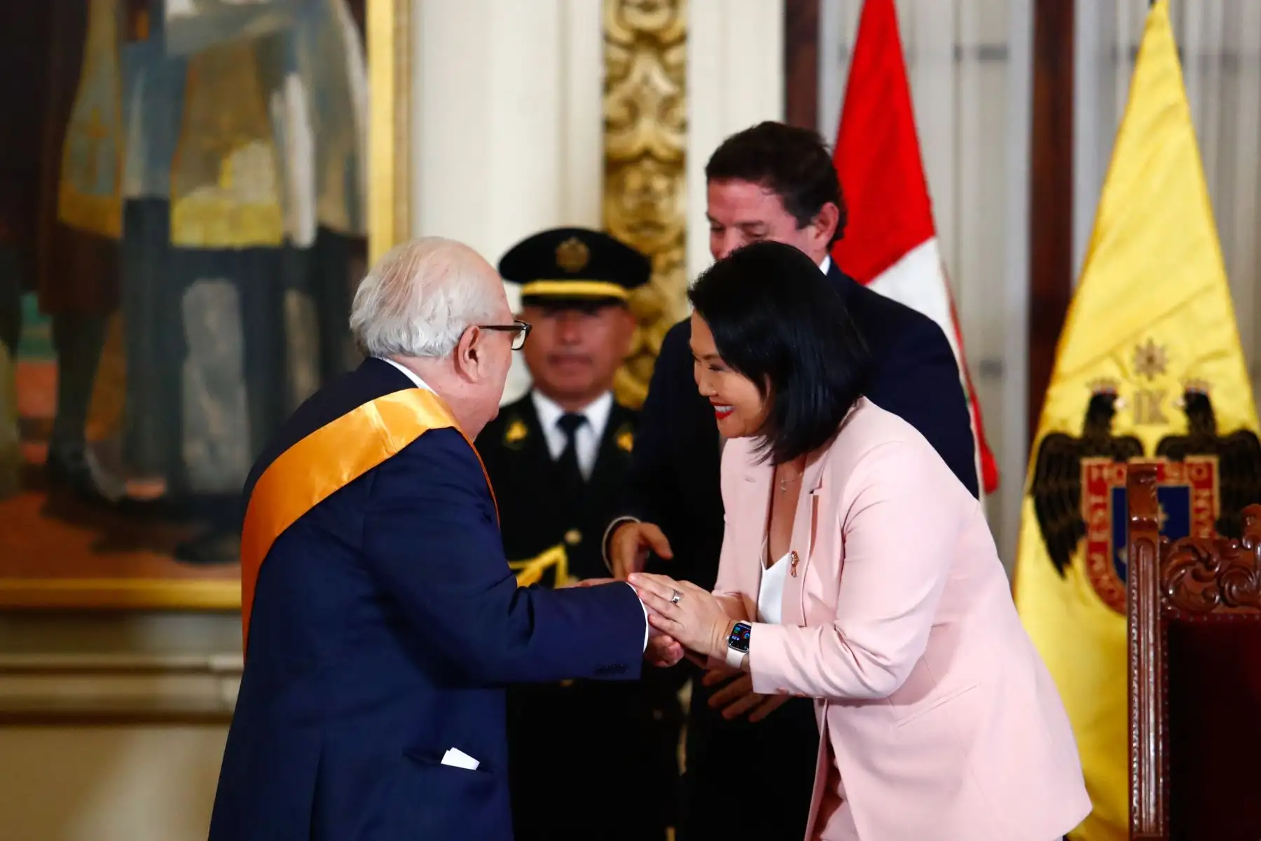 El alcalde de Lima, Renzo Reggiardo, y la presidenta electa del Perú, Keiko Fujimori, participaron en la ceremonia de conmemoración del 205 aniversario de la Declaración de la Independencia Nacional por el Cabildo Abierto de Lima en el Palacio Municipal. Durante la ceremonia se entregó la Orden al Mérito en el grado de Gran Cruz al presidente del BCRP, Julio Velarde. Foto: ANDINA/Daniel Bracamonte