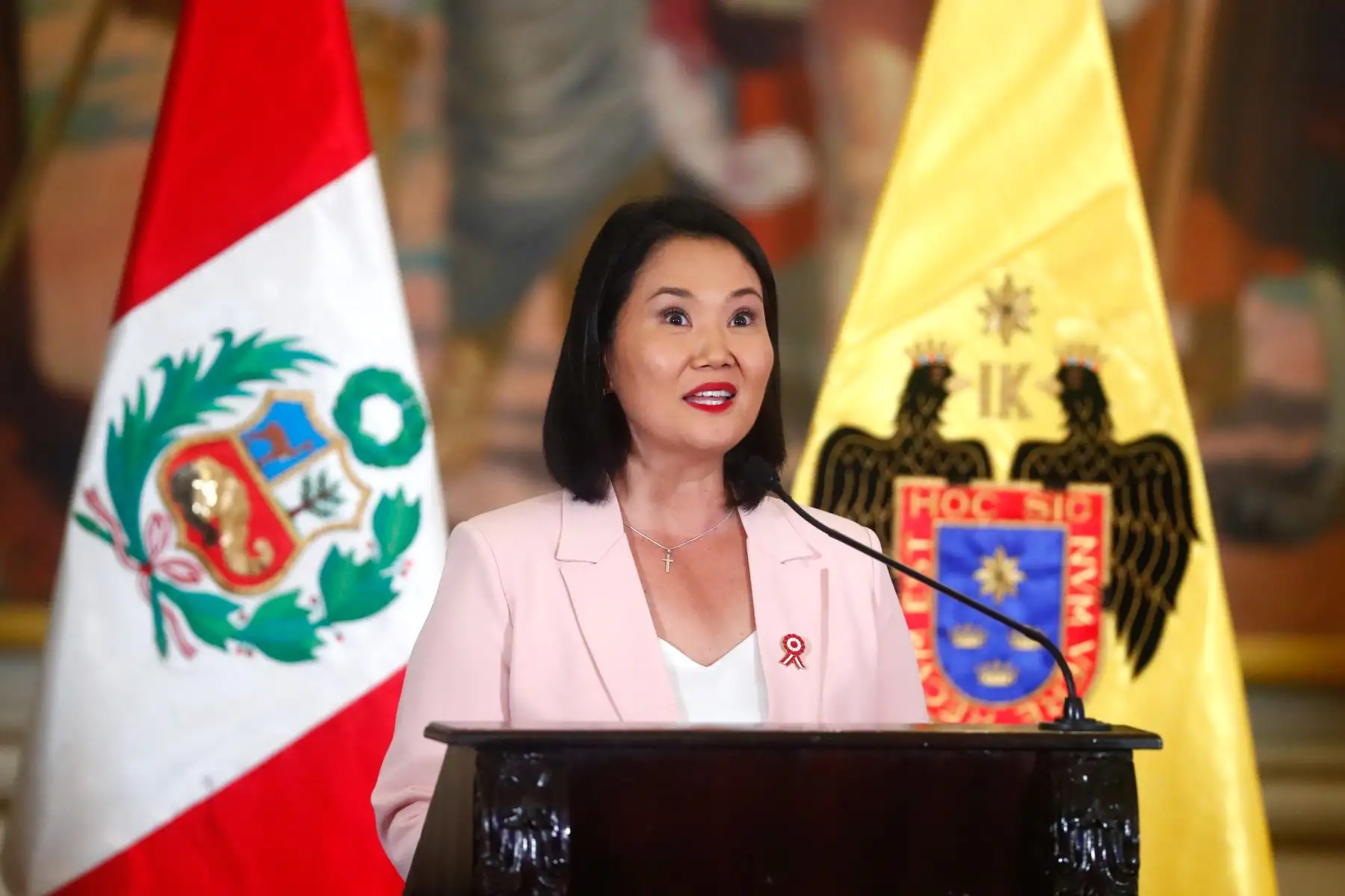 El alcalde de Lima, Renzo Reggiardo, y la presidenta electa del Perú, Keiko Fujimori, participaron en la ceremonia de conmemoración del 205 aniversario de la Declaración de la Independencia Nacional por el Cabildo Abierto de Lima en el Palacio Municipal. Durante la ceremonia se entregó la Orden al Mérito en el grado de Gran Cruz al presidente del BCRP, Julio Velarde. Foto: ANDINA/Daniel Bracamonte