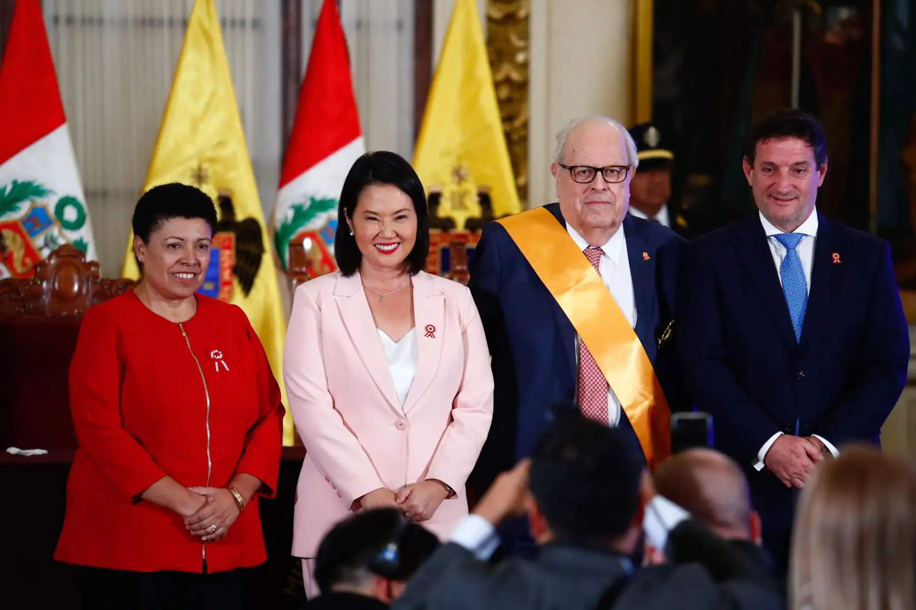 El alcalde de Lima, Renzo Reggiardo, y la presidenta electa del Perú, Keiko Fujimori, participaron en la ceremonia de conmemoración del 205 aniversario de la Declaración de la Independencia Nacional por el Cabildo Abierto de Lima en el Palacio Municipal. Durante la ceremonia se entregó la Orden al Mérito en el grado de Gran Cruz al presidente del BCRP, Julio Velarde. Foto: ANDINA/Daniel Bracamonte