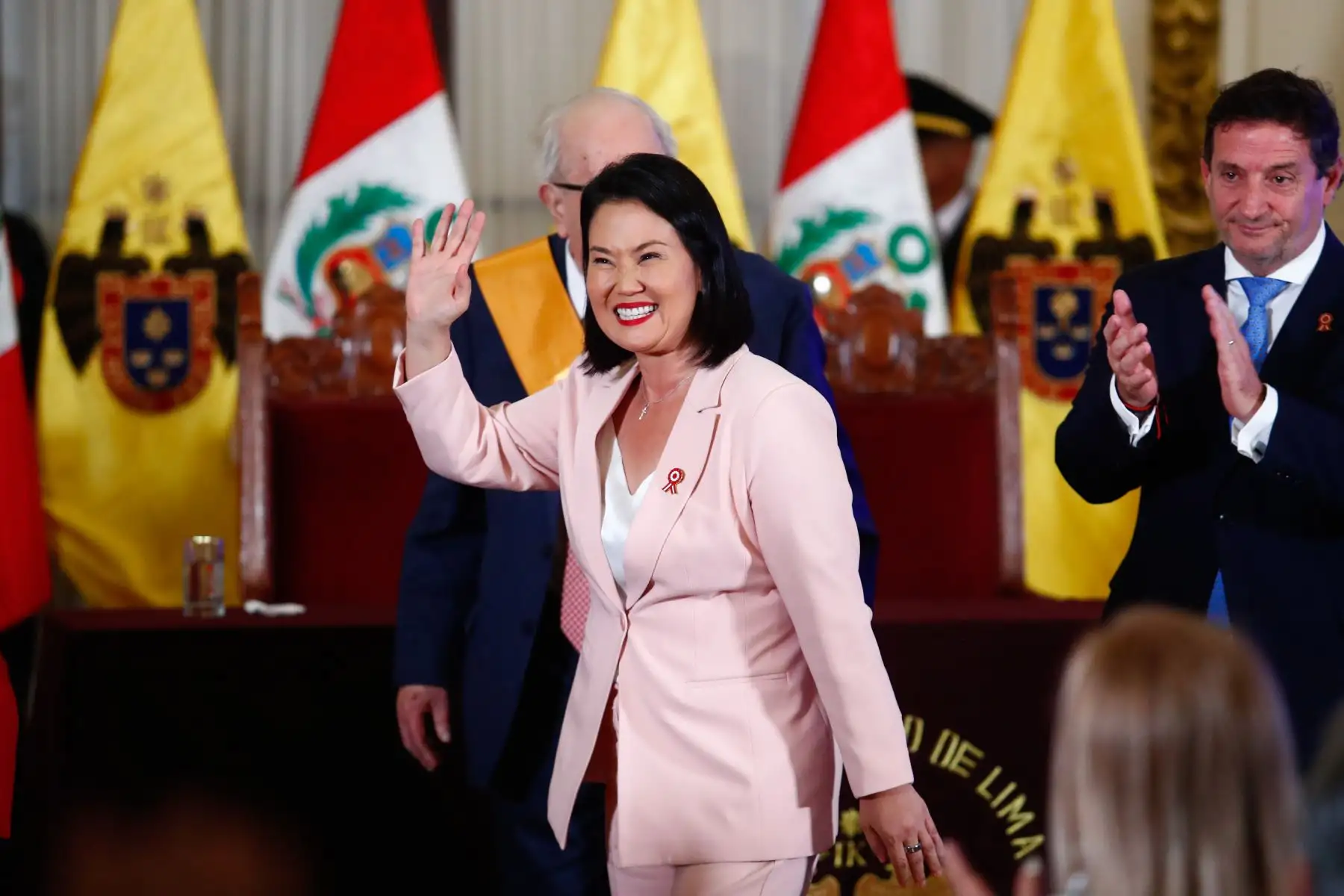 El alcalde de Lima, Renzo Reggiardo, y la presidenta electa del Perú, Keiko Fujimori, participaron en la ceremonia de conmemoración del 205 aniversario de la Declaración de la Independencia Nacional por el Cabildo Abierto de Lima en el Palacio Municipal. Durante la ceremonia se entregó la Orden al Mérito en el grado de Gran Cruz al presidente del BCRP, Julio Velarde. Foto: ANDINA/Daniel Bracamonte