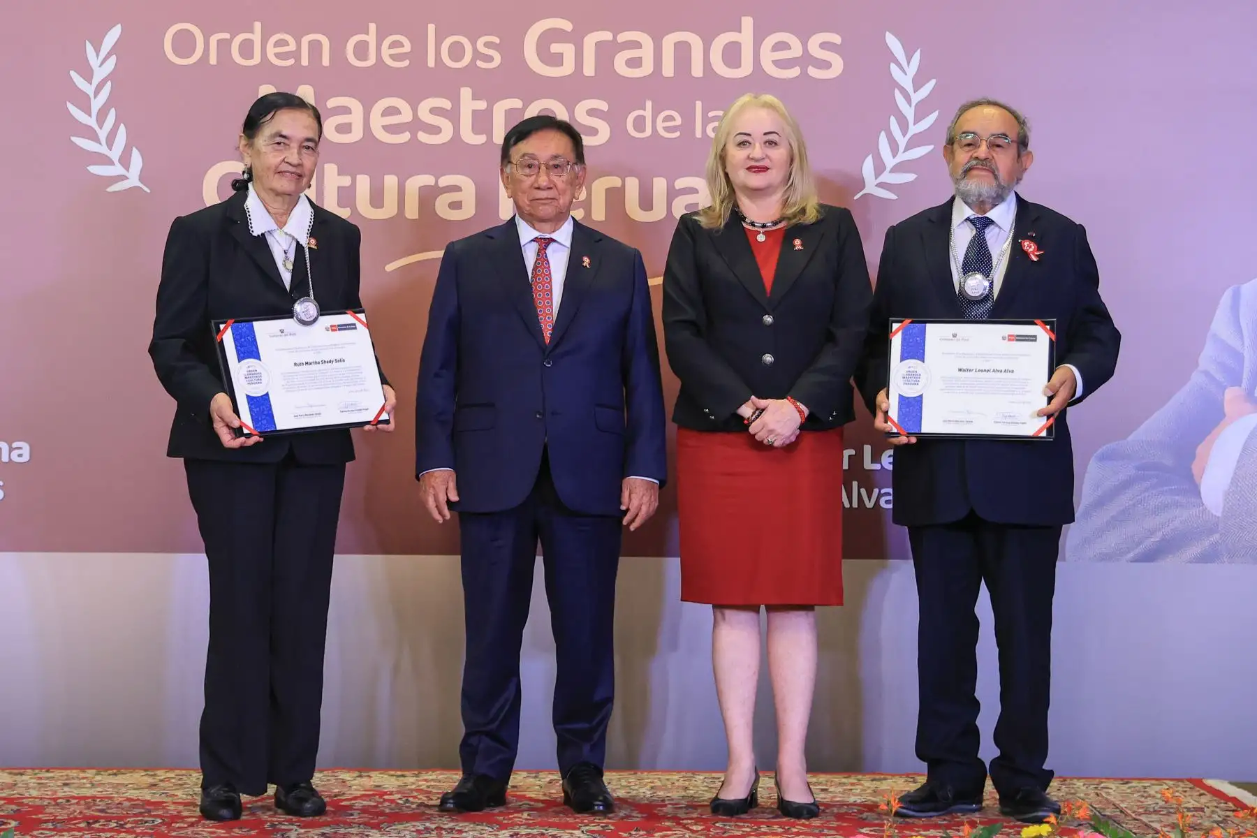El presidente de la República, José María Balcázar, lideró hoy la ceremonia de otorgamiento de la Orden de los Grandes Maestros de la Cultura Peruana a los arqueólogos Walter Alva Alva y Ruth Shady Solís, en reconocimiento a sus sobresalientes aportes a favor del patrimonio cultural de la Nación. Foto: ANDINA/Presidencia