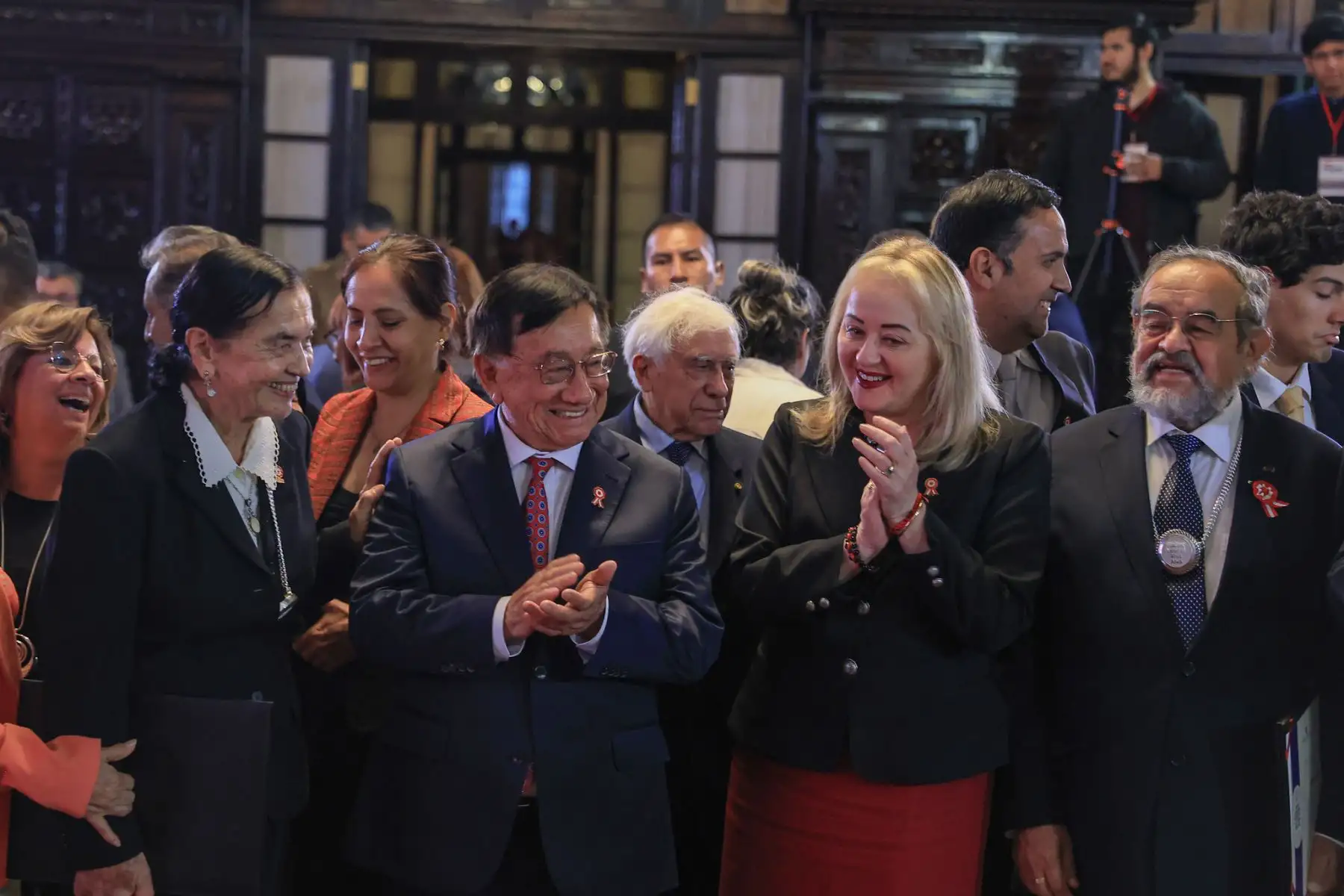 El presidente de la República, José María Balcázar, lideró hoy la ceremonia de otorgamiento de la Orden de los Grandes Maestros de la Cultura Peruana a los arqueólogos Walter Alva Alva y Ruth Shady Solís, en reconocimiento a sus sobresalientes aportes a favor del patrimonio cultural de la Nación. Foto: ANDINA/Presidencia