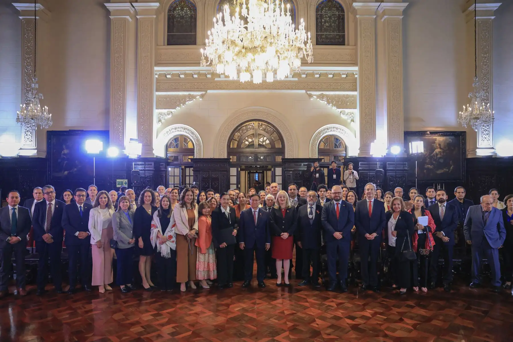 El presidente de la República, José María Balcázar, lideró hoy la ceremonia de otorgamiento de la Orden de los Grandes Maestros de la Cultura Peruana a los arqueólogos Walter Alva Alva y Ruth Shady Solís, en reconocimiento a sus sobresalientes aportes a favor del patrimonio cultural de la Nación. Foto: ANDINA/Presidencia