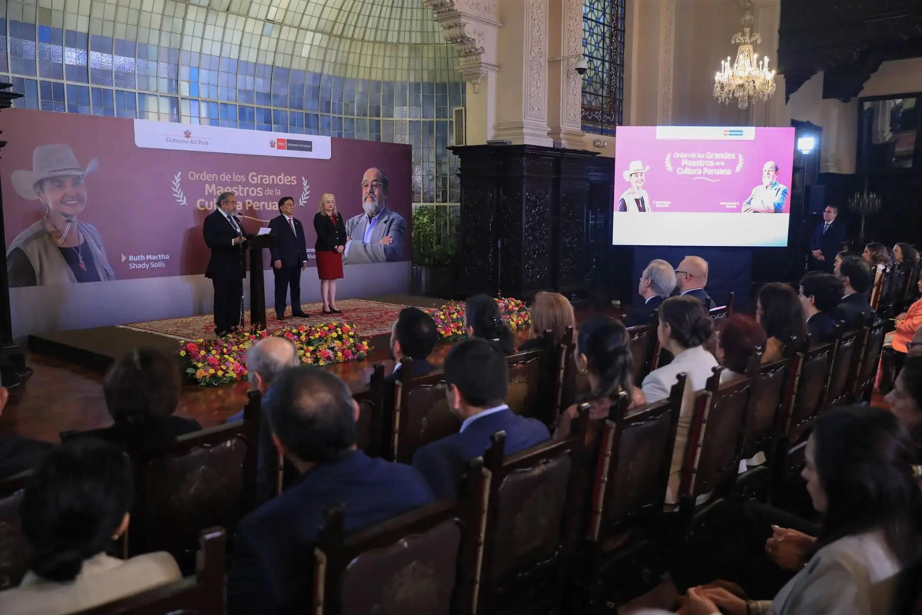 El presidente de la República, José María Balcázar, lideró hoy la ceremonia de otorgamiento de la Orden de los Grandes Maestros de la Cultura Peruana a los arqueólogos Walter Alva Alva y Ruth Shady Solís, en reconocimiento a sus sobresalientes aportes a favor del patrimonio cultural de la Nación. Foto: ANDINA/Presidencia