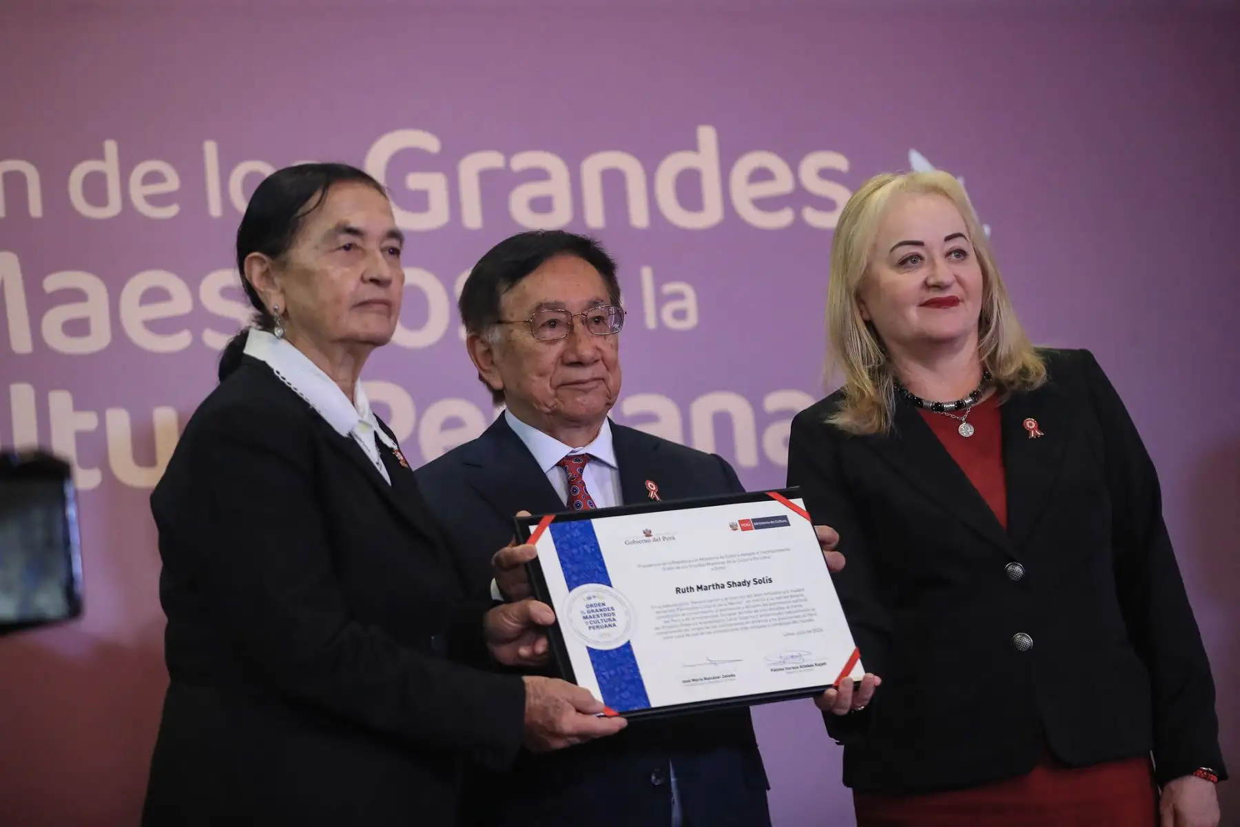 El presidente de la República, José María Balcázar, lideró hoy la ceremonia de otorgamiento de la Orden de los Grandes Maestros de la Cultura Peruana a los arqueólogos Walter Alva Alva y Ruth Shady Solís, en reconocimiento a sus sobresalientes aportes a favor del patrimonio cultural de la Nación. Foto: ANDINA/Presidencia