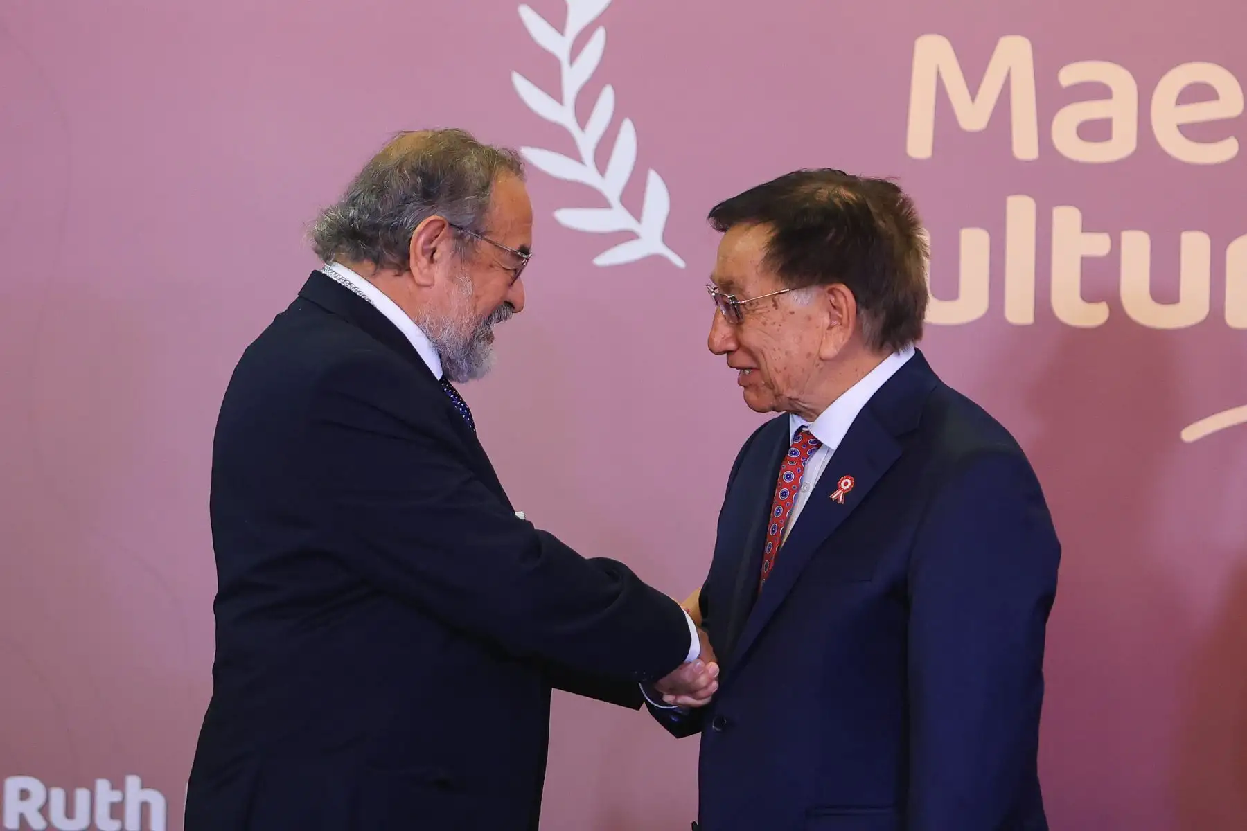 El presidente de la República, José María Balcázar, lideró hoy la ceremonia de otorgamiento de la Orden de los Grandes Maestros de la Cultura Peruana a los arqueólogos Walter Alva Alva y Ruth Shady Solís, en reconocimiento a sus sobresalientes aportes a favor del patrimonio cultural de la Nación. Foto: ANDINA/Presidencia