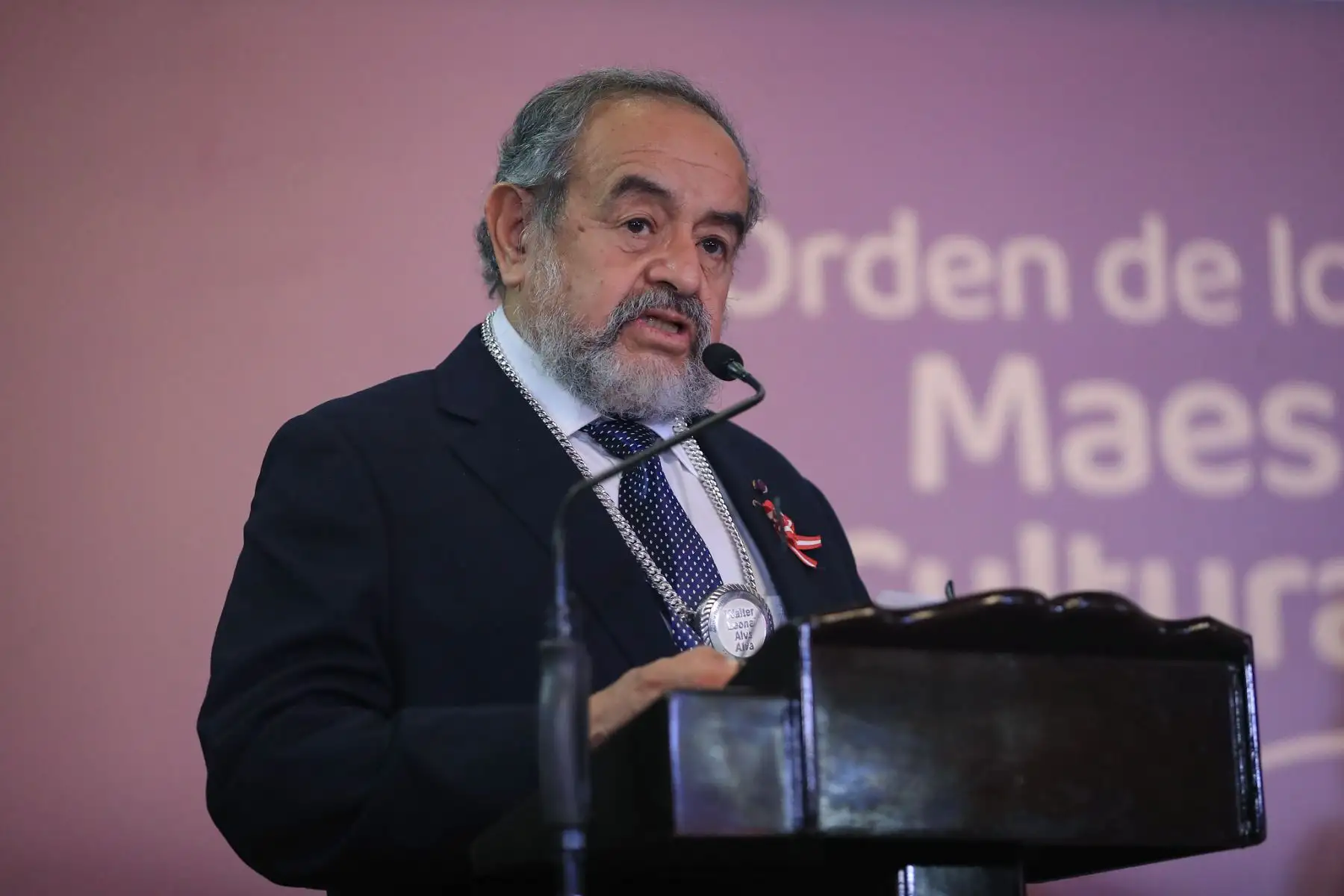 El presidente de la República, José María Balcázar, lideró hoy la ceremonia de otorgamiento de la Orden de los Grandes Maestros de la Cultura Peruana a los arqueólogos Walter Alva Alva y Ruth Shady Solís, en reconocimiento a sus sobresalientes aportes a favor del patrimonio cultural de la Nación. Foto: ANDINA/Presidencia