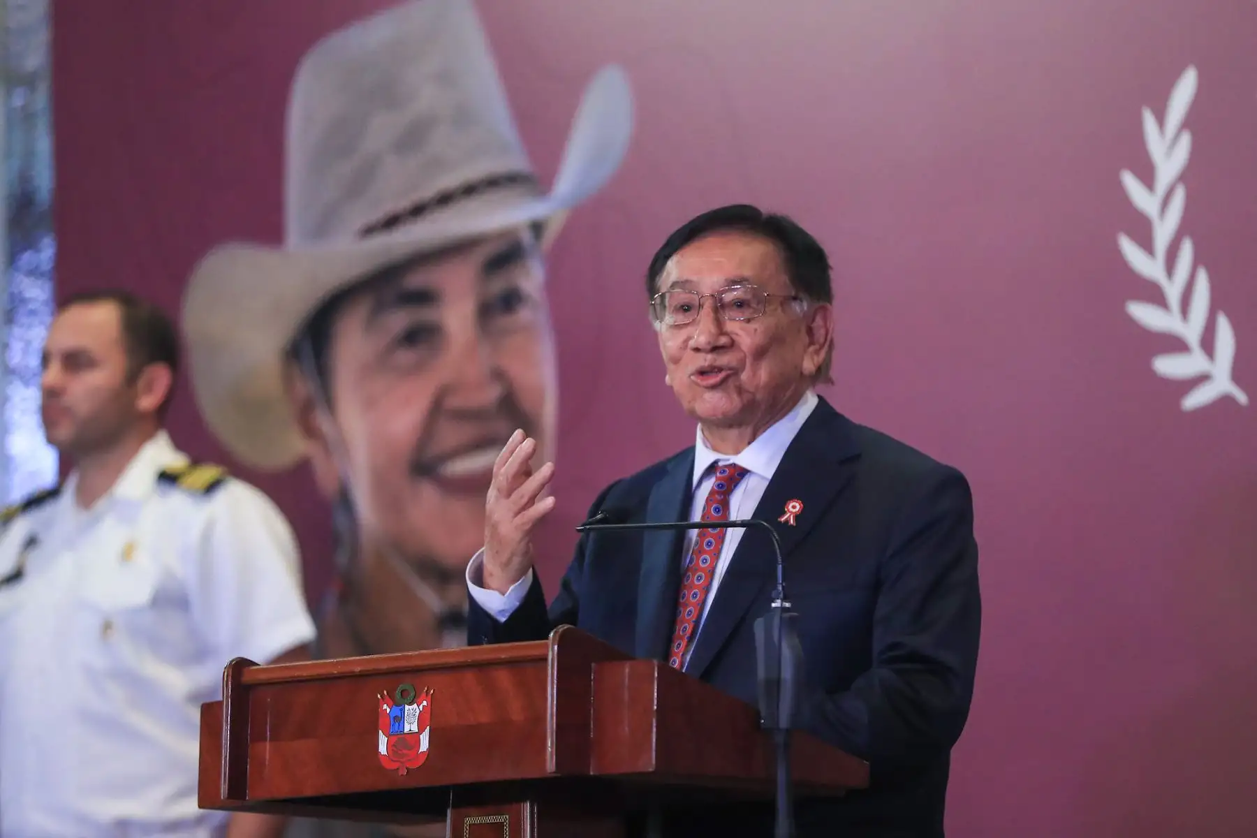 El presidente de la República, José María Balcázar, lideró hoy la ceremonia de otorgamiento de la Orden de los Grandes Maestros de la Cultura Peruana a los arqueólogos Walter Alva Alva y Ruth Shady Solís, en reconocimiento a sus sobresalientes aportes a favor del patrimonio cultural de la Nación. Foto: ANDINA/Presidencia