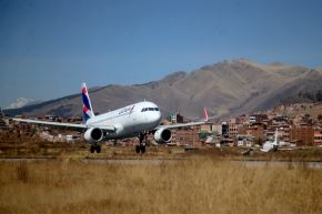 Propuestas buscan descentralizar la conectividad aérea del país, promover conexiones directas entre regiones y países vecinos.