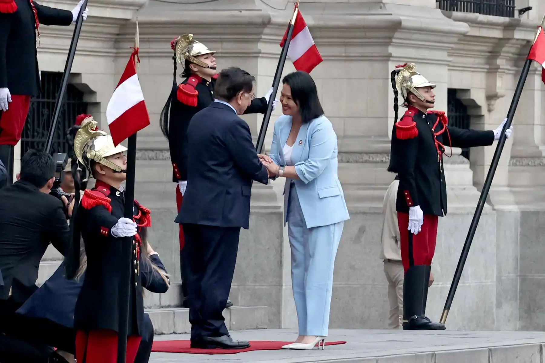 El presidente de la república, José María Balcázar, recibió en Palacio de Gobierno a la presidenta electa, Keiko Fujimori, con quien sostuvo una reunión orientada a intercambiar ideas para la buena marcha del país, tras la entrega de credenciales por parte del Jurado Nacional de Elecciones. Foto: ANDINA/Juan Carlos Guzmán.