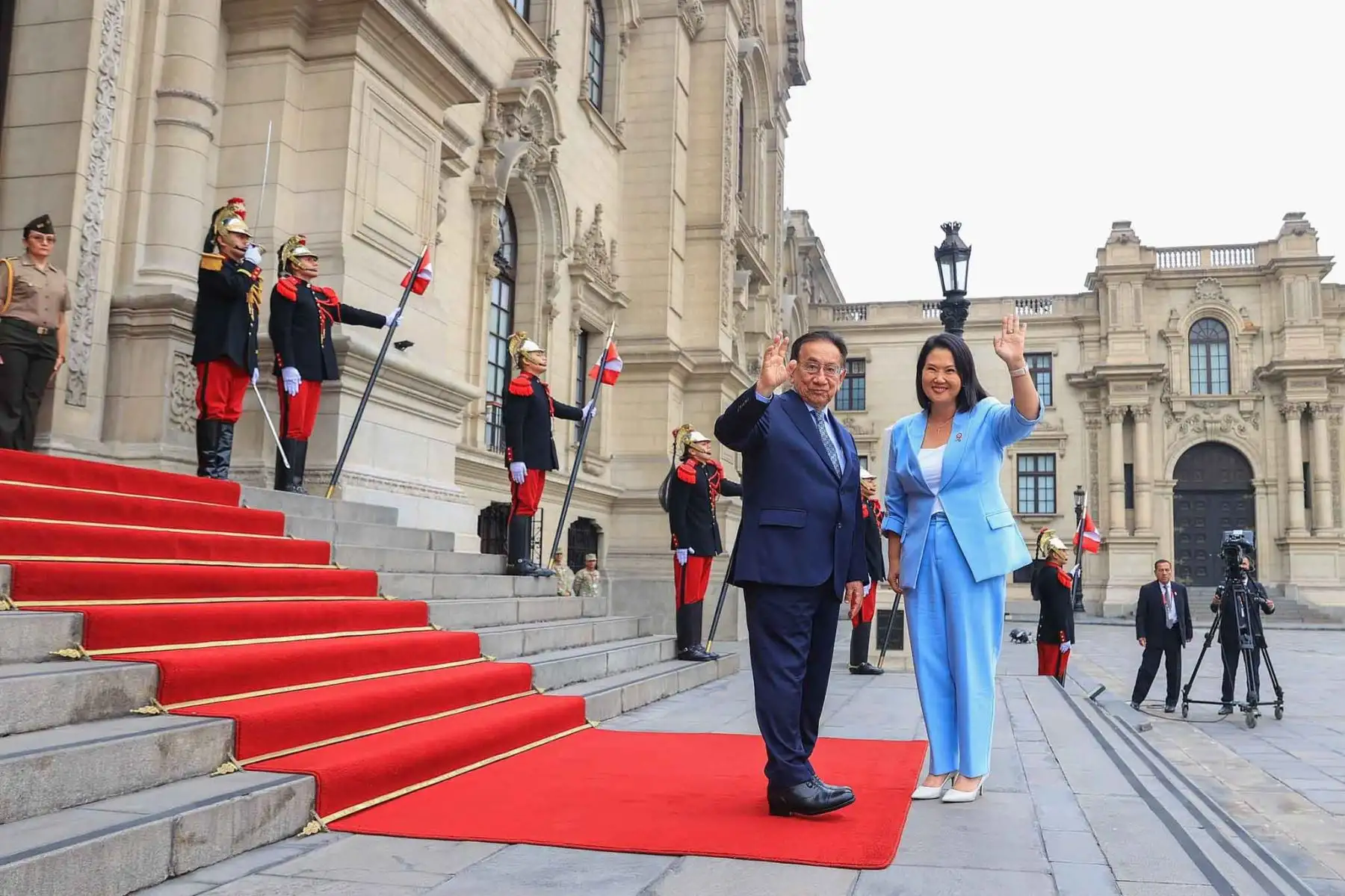El presidente de la república, José María Balcázar, recibió en Palacio de Gobierno a la presidenta electa, Keiko Fujimori, con quien sostuvo una reunión orientada a intercambiar ideas para la buena marcha del país, tras la entrega de credenciales por parte del Jurado Nacional de Elecciones. Foto: ANDINA/Prensa Presidencia