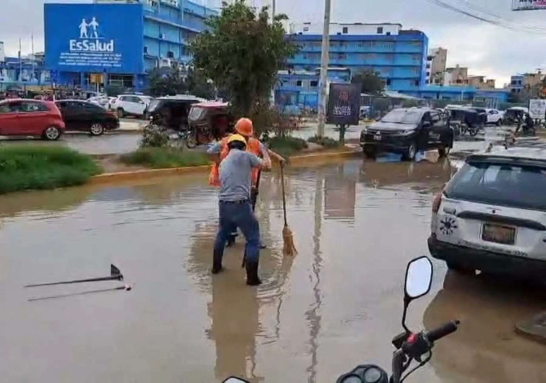 Chiclayo: colapso de tubería matriz de agua inunda calles y causa emergencia en la ciudad