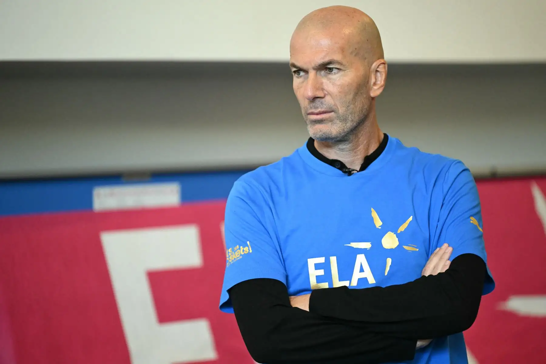El buzo de técnico de la selección de Francia espera por Zinedine Zidane