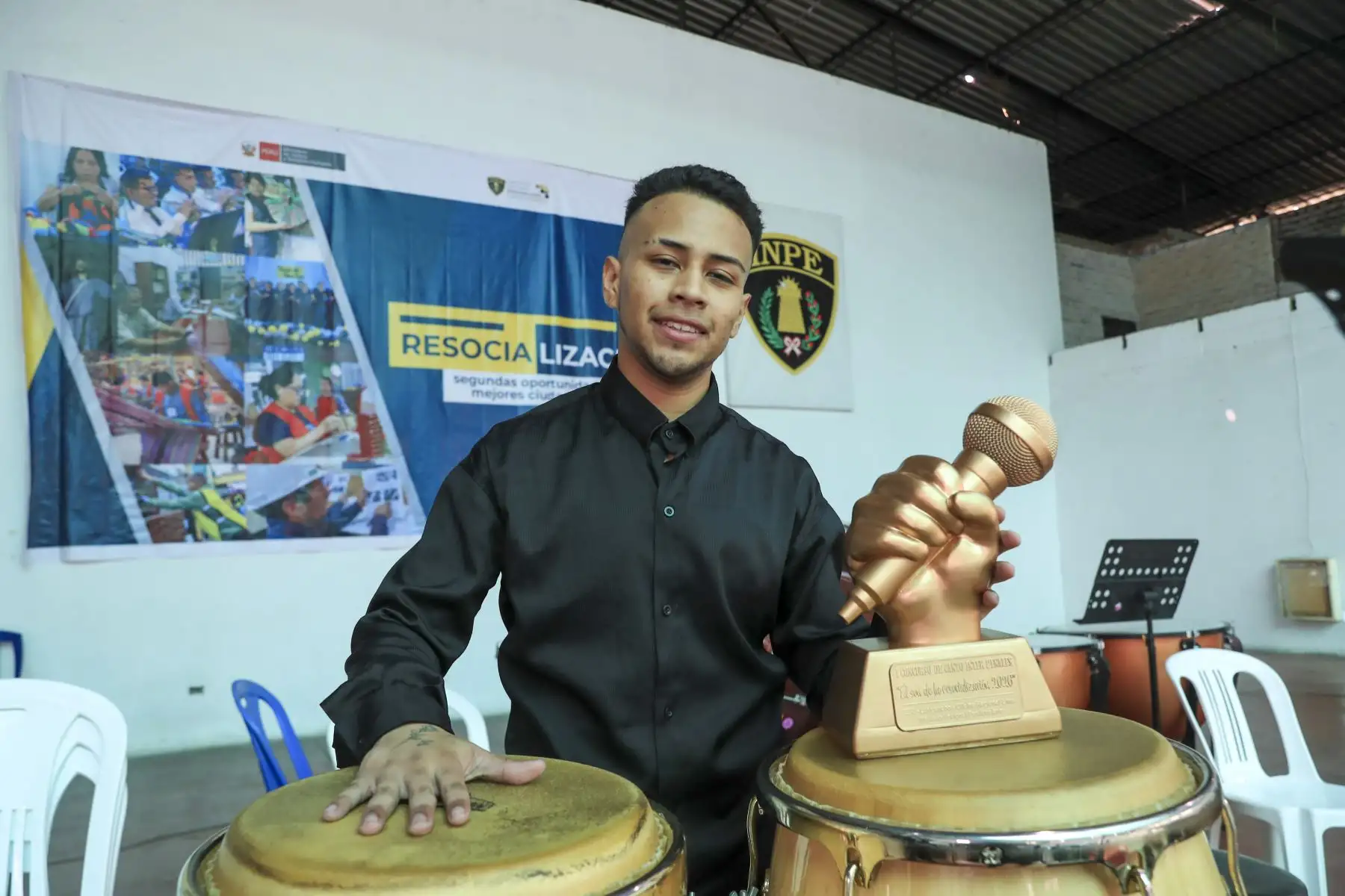 Él es Eduar Alejandro Lara Alfaro, conocido artísticamente como ‘Zabdiel Lara’, ganador del concurso de canto interpenales con la participación de internos de los Establecimientos Penintenciarios del Callao, Cañete, Chorrillos y San Juan de Lurigancho. Foto: ANDINA/Ricardo Cuba