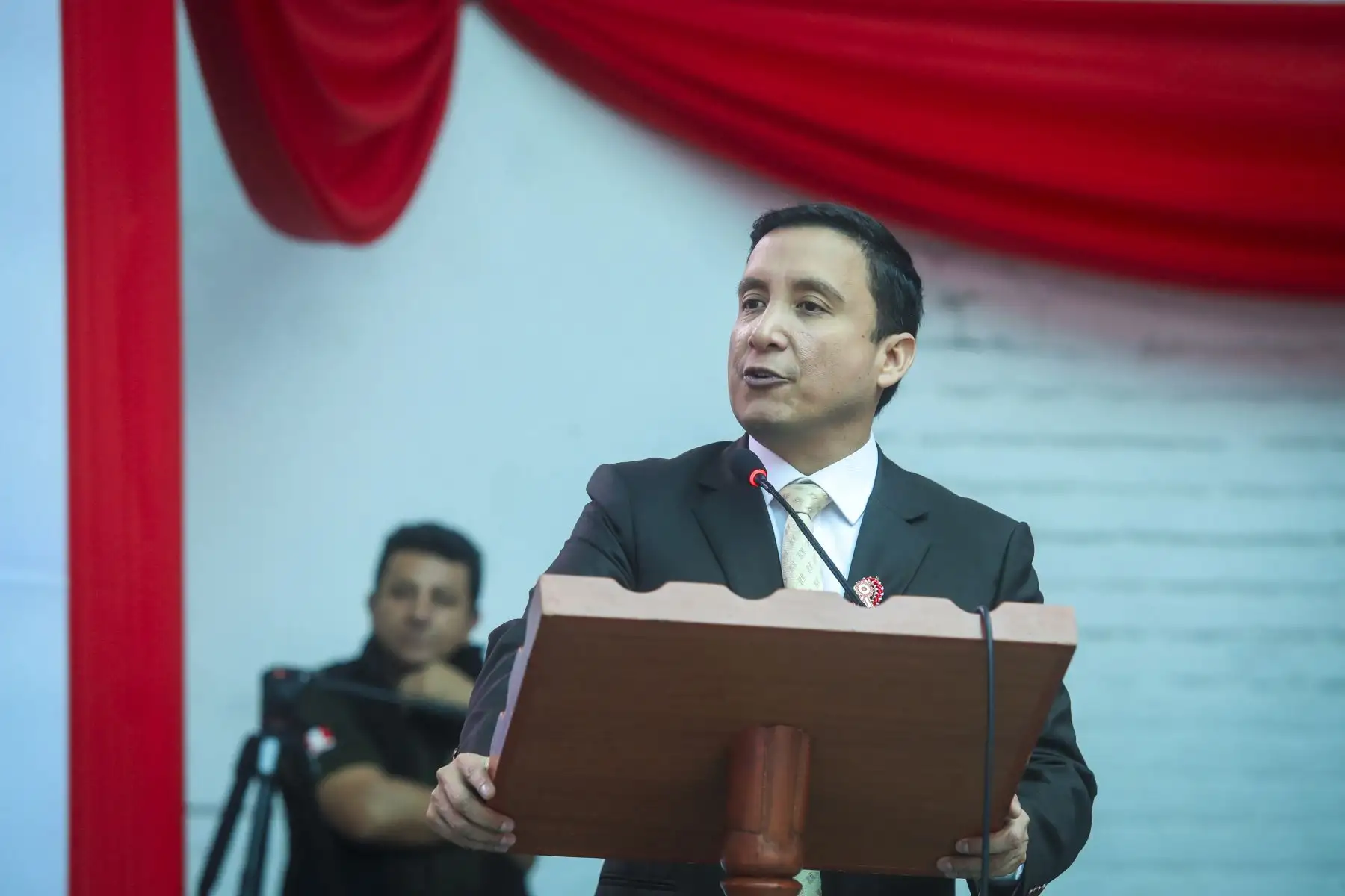 El ministro de Justicia y Derechos Humanos, Luis Jiménez Borra, participó en el acto de celebración del Día de la Resocialización, actividad organizada por el INPE que se realizó en jueves 16 de julio de 2026 en el Establecimiento Penitenciario de San Juan de Lurigancho, con la presencia de internos de diversos penales de Lima. Foto: ANDINA/Ricardo Cuba