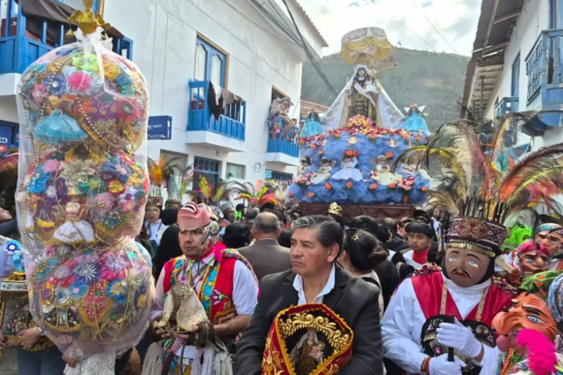 Cusco: Virgen del Carmen de Paucartambo derrama su bendición en primera procesión