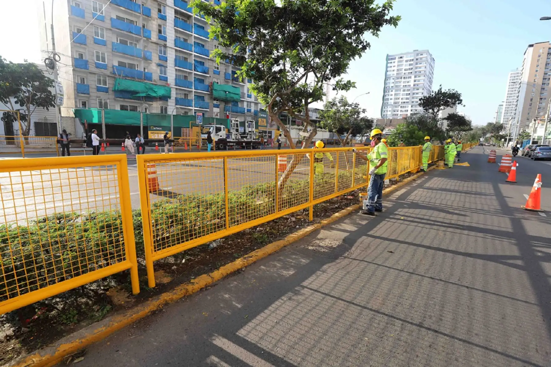 Gran Parada y Desfile Cívico Militar: Emape realiza mantenimiento vial en avenida Brasil