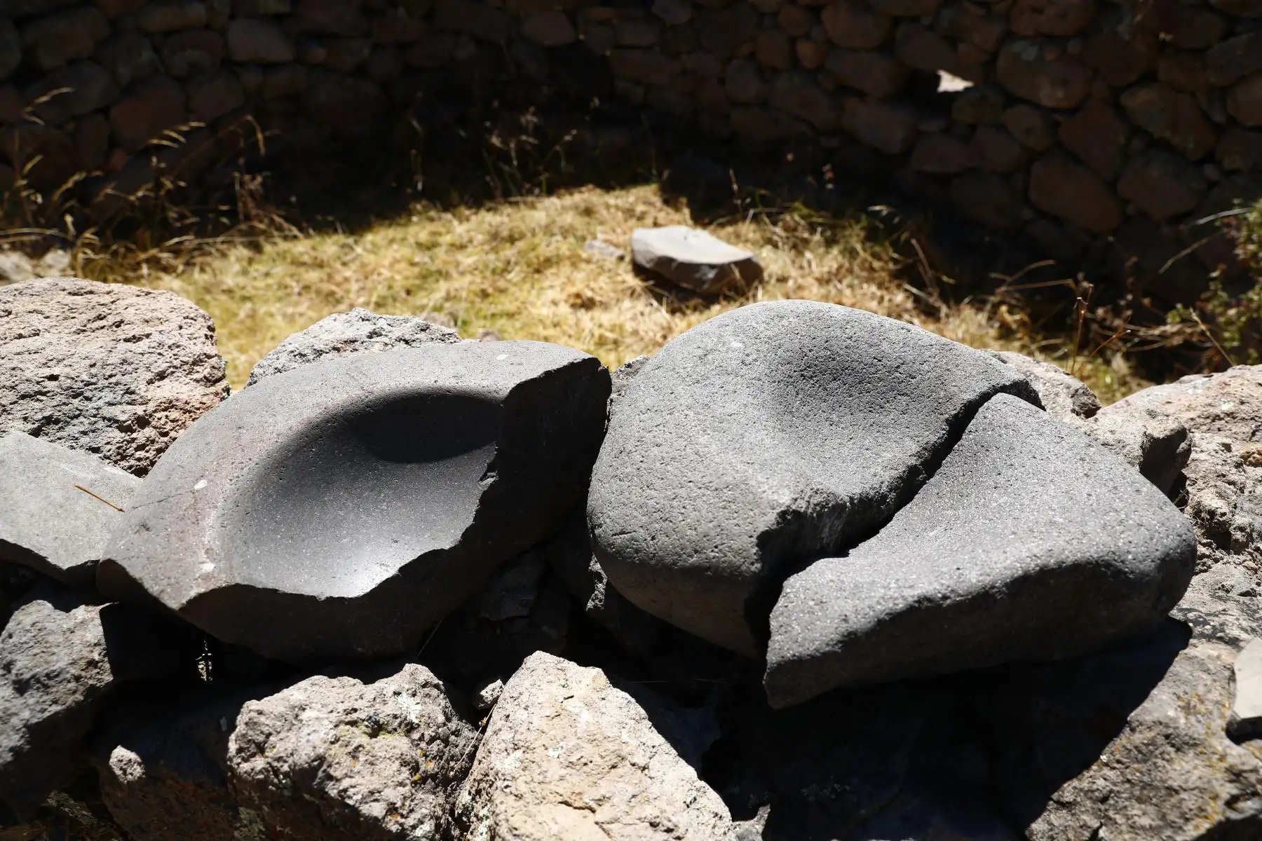 Recorriendo el sitio arqueológico de Chichaqasa de Apurimac a plena luz del sol, se pueden encontrar trozos de cerámicos y demás vestigios culturales de la cultura chanca y de los imperios Wari e Inca. Debido a que el complejo estuvo descuidado durante varios años, los vecinos de la zona, del distrito de Pampachiri, se organizaron en el año 2022 y decidieron restaurarlo a su manera y volverlo más accesible al turista. Foto: ANDINA/Daniel Bracamonte