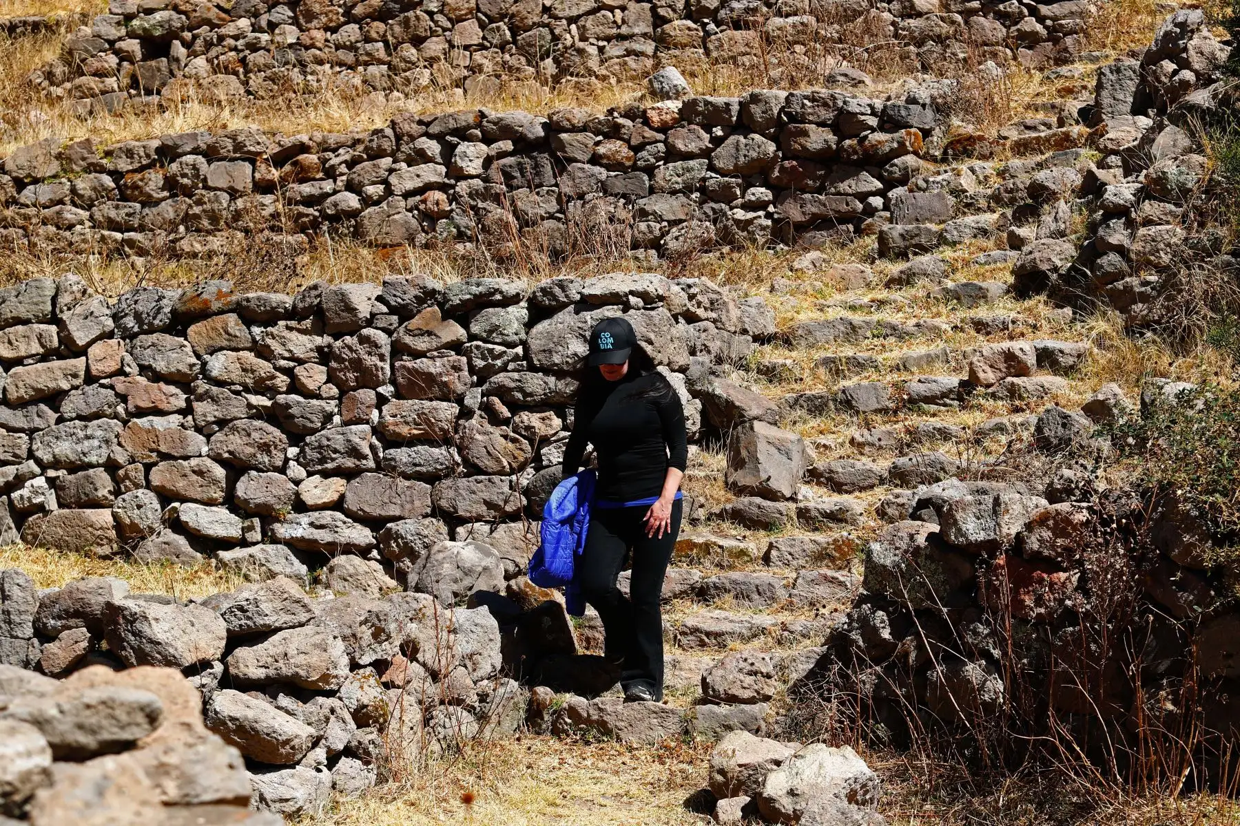 Recorriendo el sitio arqueológico de Chichaqasa de Apurimac a plena luz del sol, se pueden encontrar trozos de cerámicos y demás vestigios culturales de la cultura chanca y de los imperios Wari e Inca. Debido a que el complejo estuvo descuidado durante varios años, los vecinos de la zona, del distrito de Pampachiri, se organizaron en el año 2022 y decidieron restaurarlo a su manera y volverlo más accesible al turista. Foto: ANDINA/Daniel Bracamonte