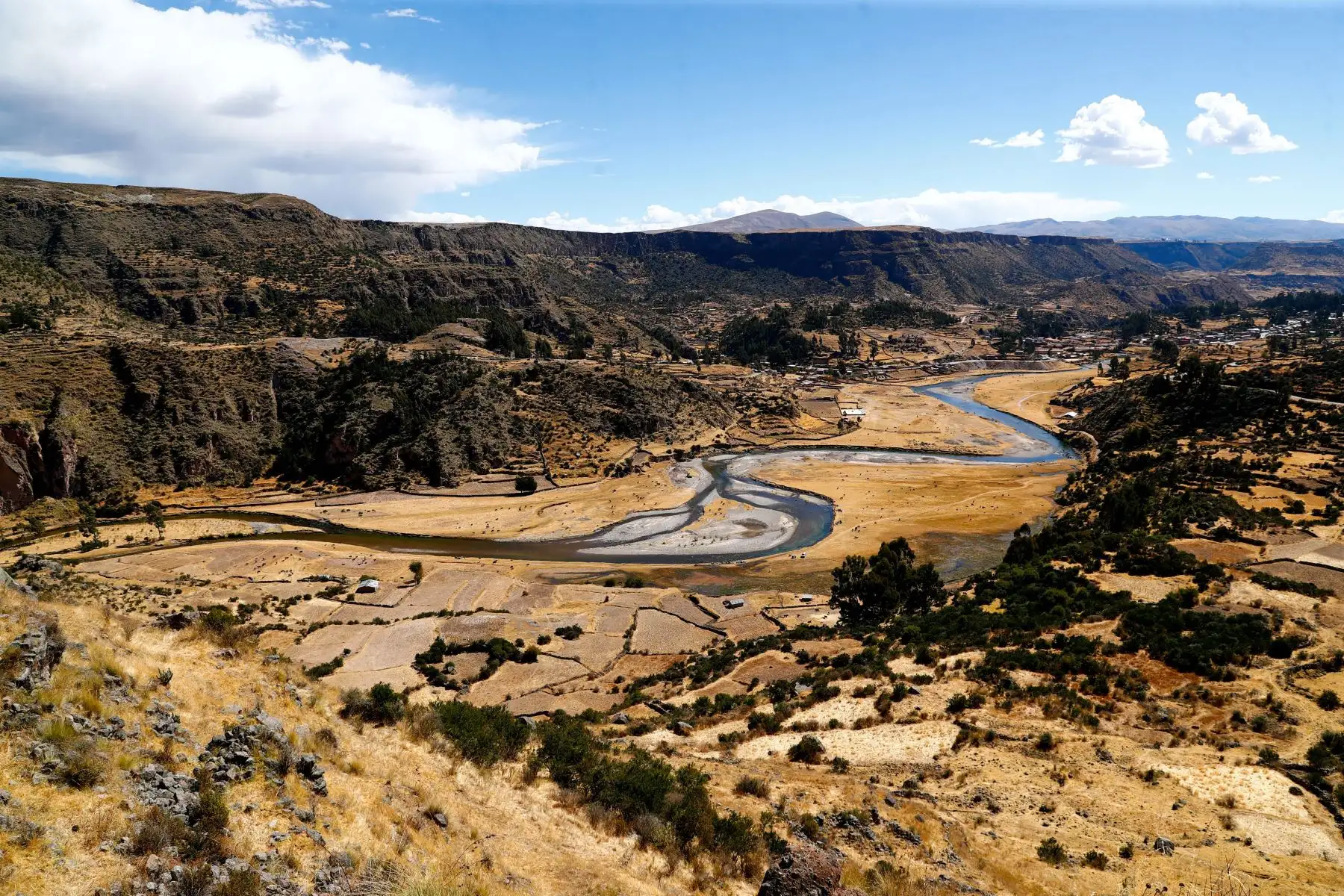 El sitio arqueológico de Chichaqasa se ubica en el distrito de Pampachiri, provincia de Andahuaylas, región Apurímac. El complejo está conformado por construcciones que antiguamente servían de viviendas de los antiguos pobladores de la zona y centros de almacenajes de productos. La construcción es preinca, y según estudios, tanto el imperio Wari como la cultura chanca habrían usado dichas instalaciones en sus respectivos momentos históricos. Foto: ANDINA/Daniel Bracamonte