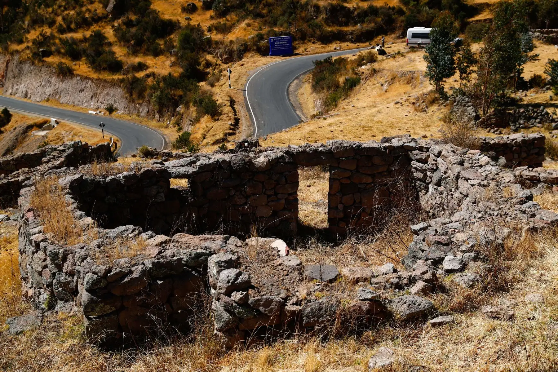 El sitio arqueológico de Chichaqasa se ubica en el distrito de Pampachiri, provincia de Andahuaylas, región Apurímac. El complejo está conformado por construcciones que antiguamente servían de viviendas de los antiguos pobladores de la zona y centros de almacenajes de productos. La construcción es preinca, y según estudios, tanto el imperio Wari como la cultura chanca habrían usado dichas instalaciones en sus respectivos momentos históricos. Foto: ANDINA/Daniel Bracamonte