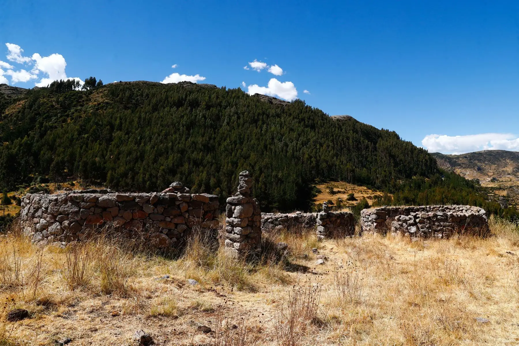 El sitio arqueológico de Chichaqasa se ubica en el distrito de Pampachiri, provincia de Andahuaylas, región Apurímac. El complejo está conformado por construcciones que antiguamente servían de viviendas de los antiguos pobladores de la zona y centros de almacenajes de productos. La construcción es preinca, y según estudios, tanto el imperio Wari como la cultura chanca habrían usado dichas instalaciones en sus respectivos momentos históricos. Foto: ANDINA/Daniel Bracamonte