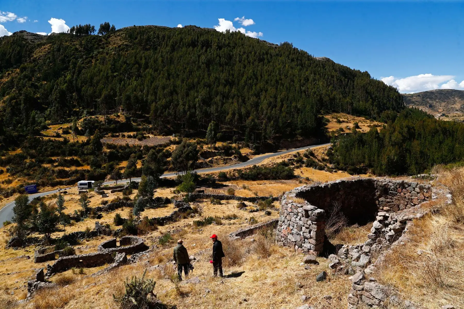 Recorriendo el sitio arqueológico de Chichaqasa de Apurimac a plena luz del sol, se pueden encontrar trozos de cerámicos y demás vestigios culturales de la cultura chanca y de los imperios Wari e Inca. Debido a que el complejo estuvo descuidado durante varios años, los vecinos de la zona, del distrito de Pampachiri, se organizaron en el año 2022 y decidieron restaurarlo a su manera y volverlo más accesible al turista. Foto: ANDINA/Daniel Bracamonte