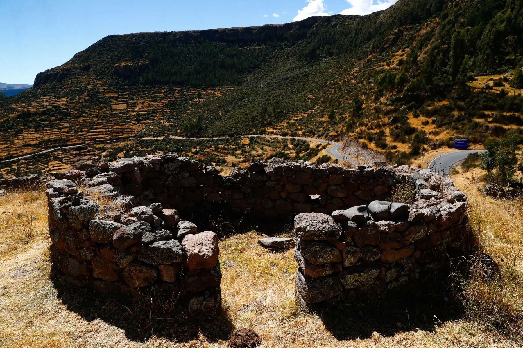 El sitio arqueológico de Chichaqasa se ubica en el distrito de Pampachiri, provincia de Andahuaylas, región Apurímac. El complejo está conformado por construcciones que antiguamente servían de viviendas de los antiguos pobladores de la zona y centros de almacenajes de productos. La construcción es preinca, y según estudios, tanto el imperio Wari como la cultura chanca habrían usado dichas instalaciones en sus respectivos momentos históricos. Foto: ANDINA/Daniel Bracamonte