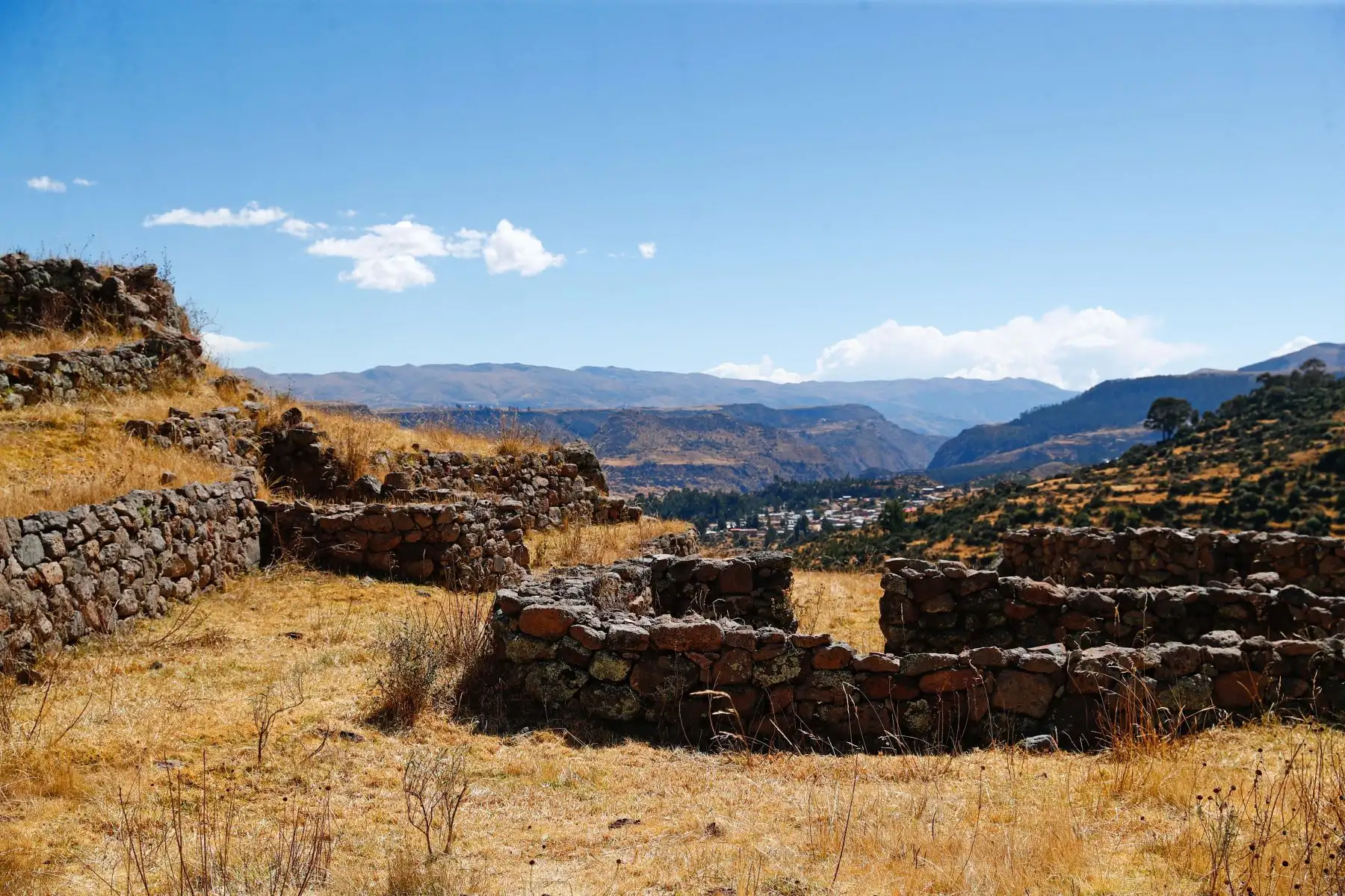 El sitio arqueológico de Chichaqasa se ubica en el distrito de Pampachiri, provincia de Andahuaylas, región Apurímac. El complejo está conformado por construcciones que antiguamente servían de viviendas de los antiguos pobladores de la zona y centros de almacenajes de productos. La construcción es preinca, y según estudios, tanto el imperio Wari como la cultura chanca habrían usado dichas instalaciones en sus respectivos momentos históricos. Foto: ANDINA/Daniel Bracamonte